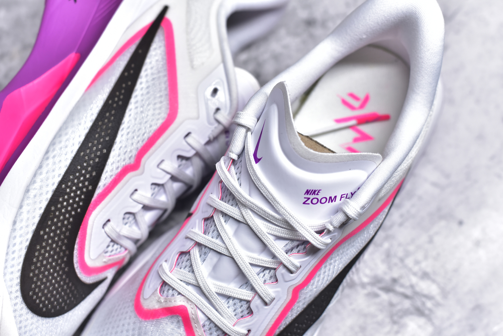 图片[9]-#NK ZoomX Invincible Run Flyknit 6 轻量跑鞋 飞织低帮休闲运动慢跑鞋 厚底增高 老爹鞋 此鞋专为短跑运动员而生 是为 5 至 10 公里距离的赛事和训练打造 整体设计采用流线型的轻质工程网眼材质构成鞋面 并与其他 Running 旗舰鞋款同样搭载全脚掌 ZoomX 缓冲中底 搭配 Pebax 物料与橡胶外底 ZoomX StreakFly 首发配色以Prototype呈现 其灵感是来自开发期间的磨损测试 透过编号的标记与内侧的预期跑步距离突出研发过程 货号： FN8454-100 尺码：36 36.5 37.5 38 38.5 39 40 40.5 41 42 42.5 43 44 45-选品中心