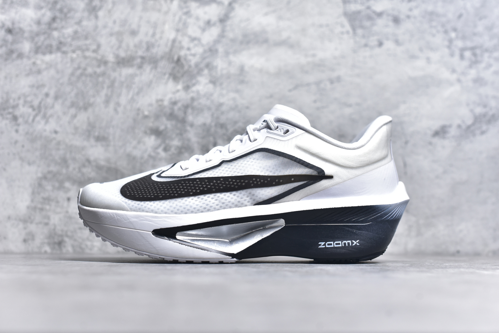 #NK ZoomX Invincible Run Flyknit 6 轻量跑鞋 飞织低帮休闲运动慢跑鞋 厚底增高 老爹鞋 此鞋专为短跑运动员而生 是为 5 至 10 公里距离的赛事和训练打造 整体设计采用流线型的轻质工程网眼材质构成鞋面 并与其他 Running 旗舰鞋款同样搭载全脚掌 ZoomX 缓冲中底 搭配 Pebax 物料与橡胶外底 ZoomX StreakFly 首发配色以Prototype呈现 其灵感是来自开发期间的磨损测试 透过编号的标记与内侧的预期跑步距离突出研发过程 货号： FN8455-101 尺码：36 36.5 37.5 38 38.5 39 40 40.5 41 42 42.5 43 44 45-选品中心