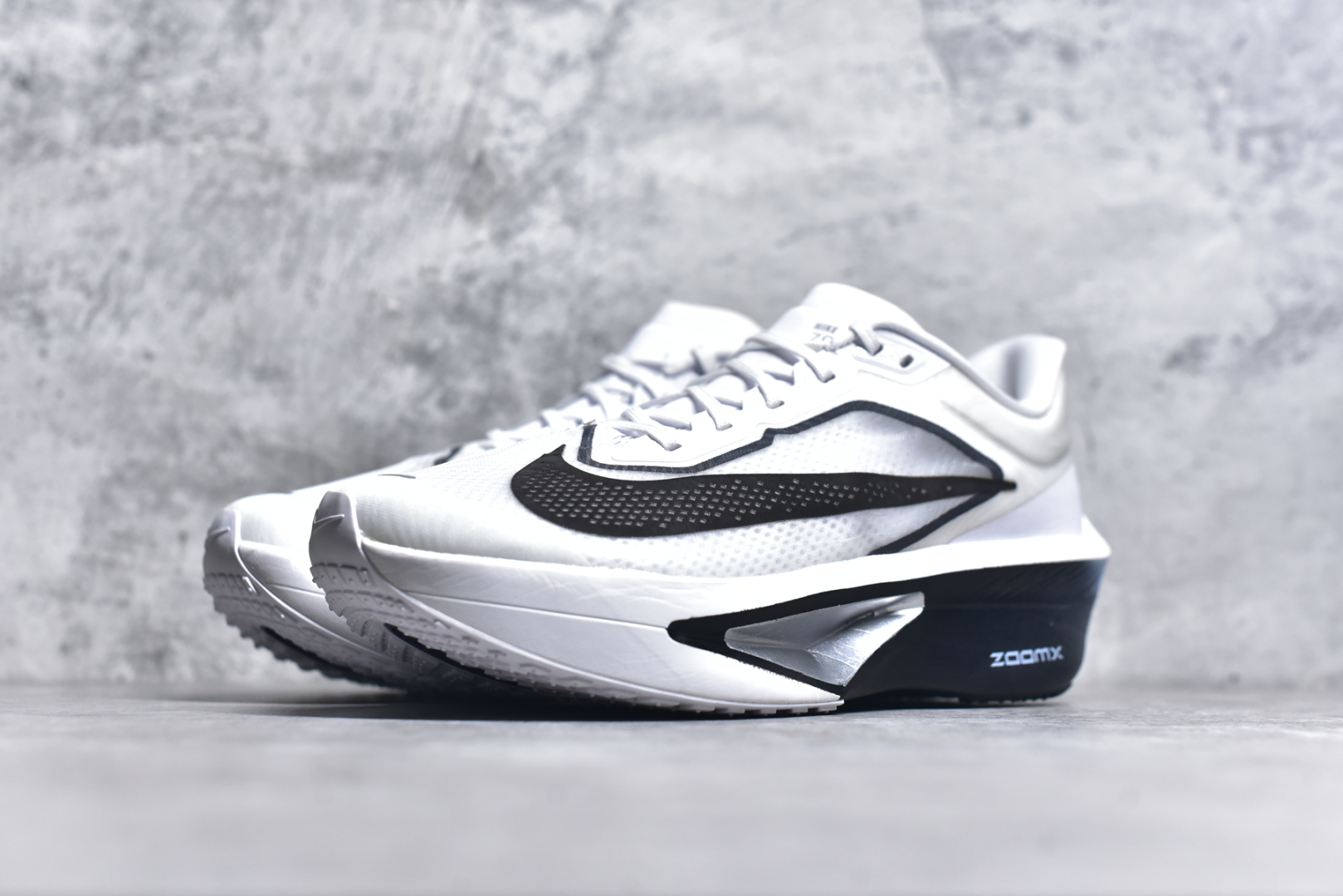 图片[2]-#NK ZoomX Invincible Run Flyknit 6 轻量跑鞋 飞织低帮休闲运动慢跑鞋 厚底增高 老爹鞋 此鞋专为短跑运动员而生 是为 5 至 10 公里距离的赛事和训练打造 整体设计采用流线型的轻质工程网眼材质构成鞋面 并与其他 Running 旗舰鞋款同样搭载全脚掌 ZoomX 缓冲中底 搭配 Pebax 物料与橡胶外底 ZoomX StreakFly 首发配色以Prototype呈现 其灵感是来自开发期间的磨损测试 透过编号的标记与内侧的预期跑步距离突出研发过程 货号： FN8455-101 尺码：36 36.5 37.5 38 38.5 39 40 40.5 41 42 42.5 43 44 45-选品中心