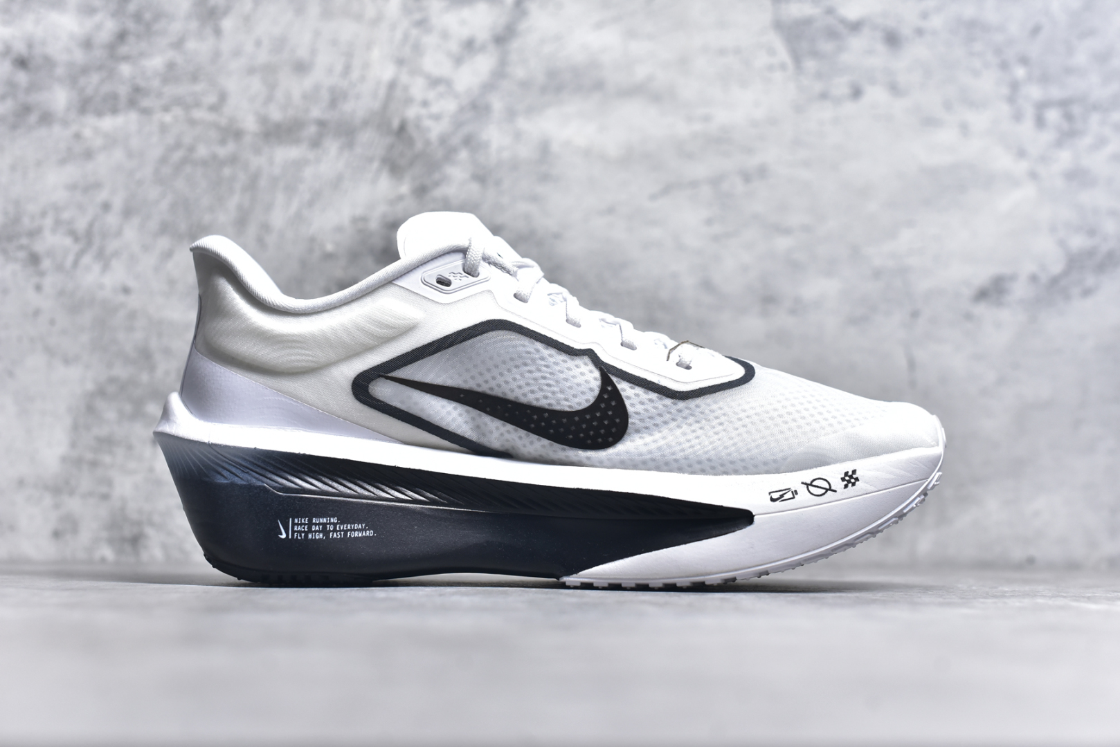 图片[3]-#NK ZoomX Invincible Run Flyknit 6 轻量跑鞋 飞织低帮休闲运动慢跑鞋 厚底增高 老爹鞋 此鞋专为短跑运动员而生 是为 5 至 10 公里距离的赛事和训练打造 整体设计采用流线型的轻质工程网眼材质构成鞋面 并与其他 Running 旗舰鞋款同样搭载全脚掌 ZoomX 缓冲中底 搭配 Pebax 物料与橡胶外底 ZoomX StreakFly 首发配色以Prototype呈现 其灵感是来自开发期间的磨损测试 透过编号的标记与内侧的预期跑步距离突出研发过程 货号： FN8455-101 尺码：36 36.5 37.5 38 38.5 39 40 40.5 41 42 42.5 43 44 45-选品中心
