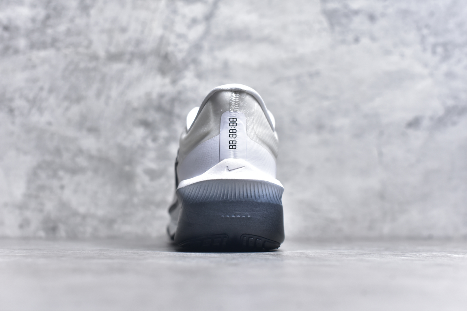 图片[5]-#NK ZoomX Invincible Run Flyknit 6 轻量跑鞋 飞织低帮休闲运动慢跑鞋 厚底增高 老爹鞋 此鞋专为短跑运动员而生 是为 5 至 10 公里距离的赛事和训练打造 整体设计采用流线型的轻质工程网眼材质构成鞋面 并与其他 Running 旗舰鞋款同样搭载全脚掌 ZoomX 缓冲中底 搭配 Pebax 物料与橡胶外底 ZoomX StreakFly 首发配色以Prototype呈现 其灵感是来自开发期间的磨损测试 透过编号的标记与内侧的预期跑步距离突出研发过程 货号： FN8455-101 尺码：36 36.5 37.5 38 38.5 39 40 40.5 41 42 42.5 43 44 45-选品中心