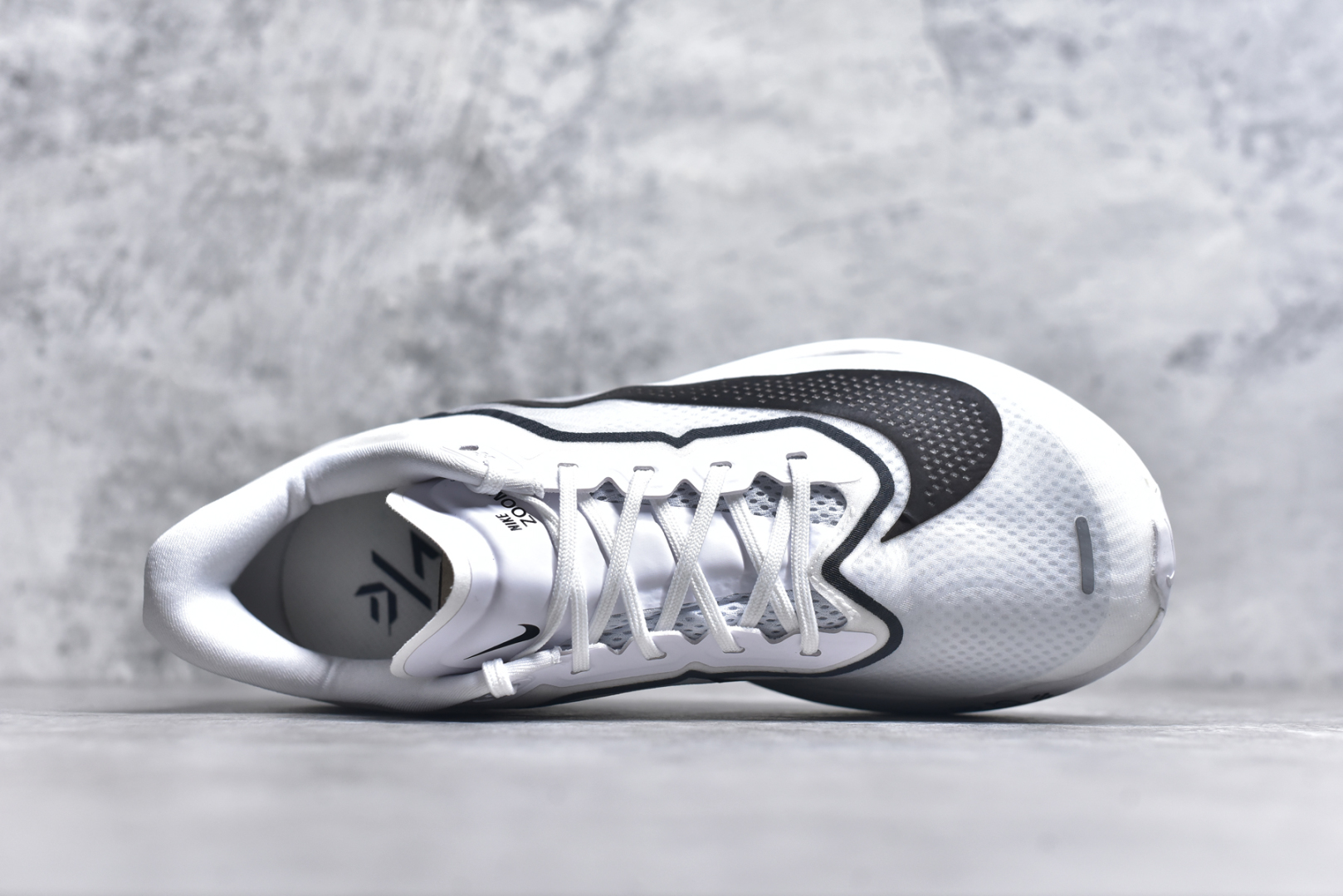图片[4]-#NK ZoomX Invincible Run Flyknit 6 轻量跑鞋 飞织低帮休闲运动慢跑鞋 厚底增高 老爹鞋 此鞋专为短跑运动员而生 是为 5 至 10 公里距离的赛事和训练打造 整体设计采用流线型的轻质工程网眼材质构成鞋面 并与其他 Running 旗舰鞋款同样搭载全脚掌 ZoomX 缓冲中底 搭配 Pebax 物料与橡胶外底 ZoomX StreakFly 首发配色以Prototype呈现 其灵感是来自开发期间的磨损测试 透过编号的标记与内侧的预期跑步距离突出研发过程 货号： FN8455-101 尺码：36 36.5 37.5 38 38.5 39 40 40.5 41 42 42.5 43 44 45-选品中心