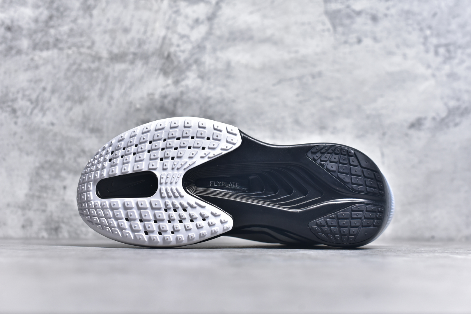 图片[6]-#NK ZoomX Invincible Run Flyknit 6 轻量跑鞋 飞织低帮休闲运动慢跑鞋 厚底增高 老爹鞋 此鞋专为短跑运动员而生 是为 5 至 10 公里距离的赛事和训练打造 整体设计采用流线型的轻质工程网眼材质构成鞋面 并与其他 Running 旗舰鞋款同样搭载全脚掌 ZoomX 缓冲中底 搭配 Pebax 物料与橡胶外底 ZoomX StreakFly 首发配色以Prototype呈现 其灵感是来自开发期间的磨损测试 透过编号的标记与内侧的预期跑步距离突出研发过程 货号： FN8455-101 尺码：36 36.5 37.5 38 38.5 39 40 40.5 41 42 42.5 43 44 45-选品中心