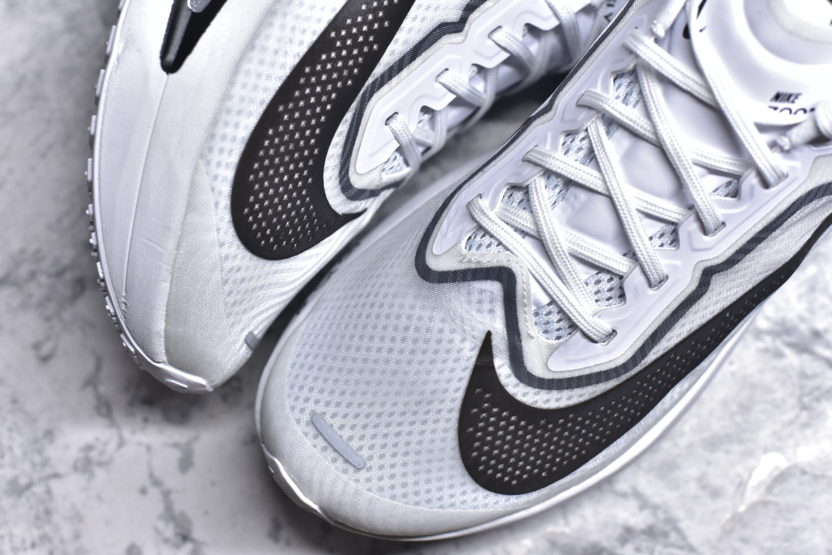 图片[8]-#NK ZoomX Invincible Run Flyknit 6 轻量跑鞋 飞织低帮休闲运动慢跑鞋 厚底增高 老爹鞋 此鞋专为短跑运动员而生 是为 5 至 10 公里距离的赛事和训练打造 整体设计采用流线型的轻质工程网眼材质构成鞋面 并与其他 Running 旗舰鞋款同样搭载全脚掌 ZoomX 缓冲中底 搭配 Pebax 物料与橡胶外底 ZoomX StreakFly 首发配色以Prototype呈现 其灵感是来自开发期间的磨损测试 透过编号的标记与内侧的预期跑步距离突出研发过程 货号： FN8455-101 尺码：36 36.5 37.5 38 38.5 39 40 40.5 41 42 42.5 43 44 45-选品中心