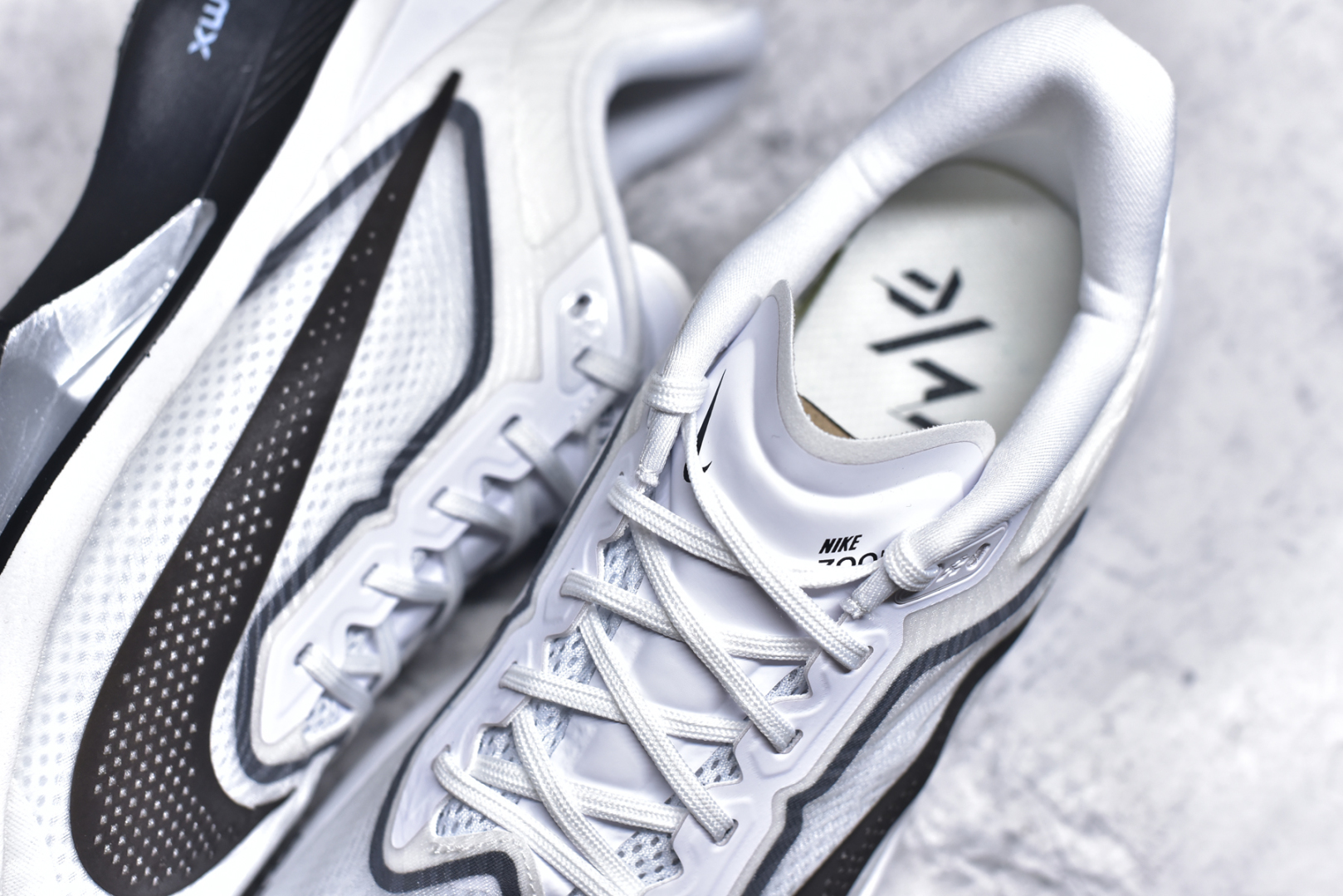 图片[9]-#NK ZoomX Invincible Run Flyknit 6 轻量跑鞋 飞织低帮休闲运动慢跑鞋 厚底增高 老爹鞋 此鞋专为短跑运动员而生 是为 5 至 10 公里距离的赛事和训练打造 整体设计采用流线型的轻质工程网眼材质构成鞋面 并与其他 Running 旗舰鞋款同样搭载全脚掌 ZoomX 缓冲中底 搭配 Pebax 物料与橡胶外底 ZoomX StreakFly 首发配色以Prototype呈现 其灵感是来自开发期间的磨损测试 透过编号的标记与内侧的预期跑步距离突出研发过程 货号： FN8455-101 尺码：36 36.5 37.5 38 38.5 39 40 40.5 41 42 42.5 43 44 45-选品中心