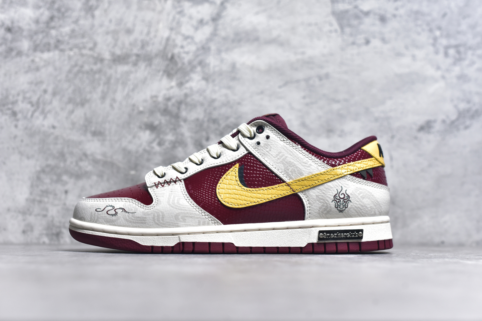 #Nk SB Dunk Low 蛇年限定 周年高端定制 低帮休闲板鞋 WR0102-012 #定制鞋盒 大厂纯原品质出货 超高清洁度 皮料切割干净无任何毛边 细节完美 尺码：39 40 40.5 41 42 42.5 43 44 44.5 45 46 9.E5-选品中心