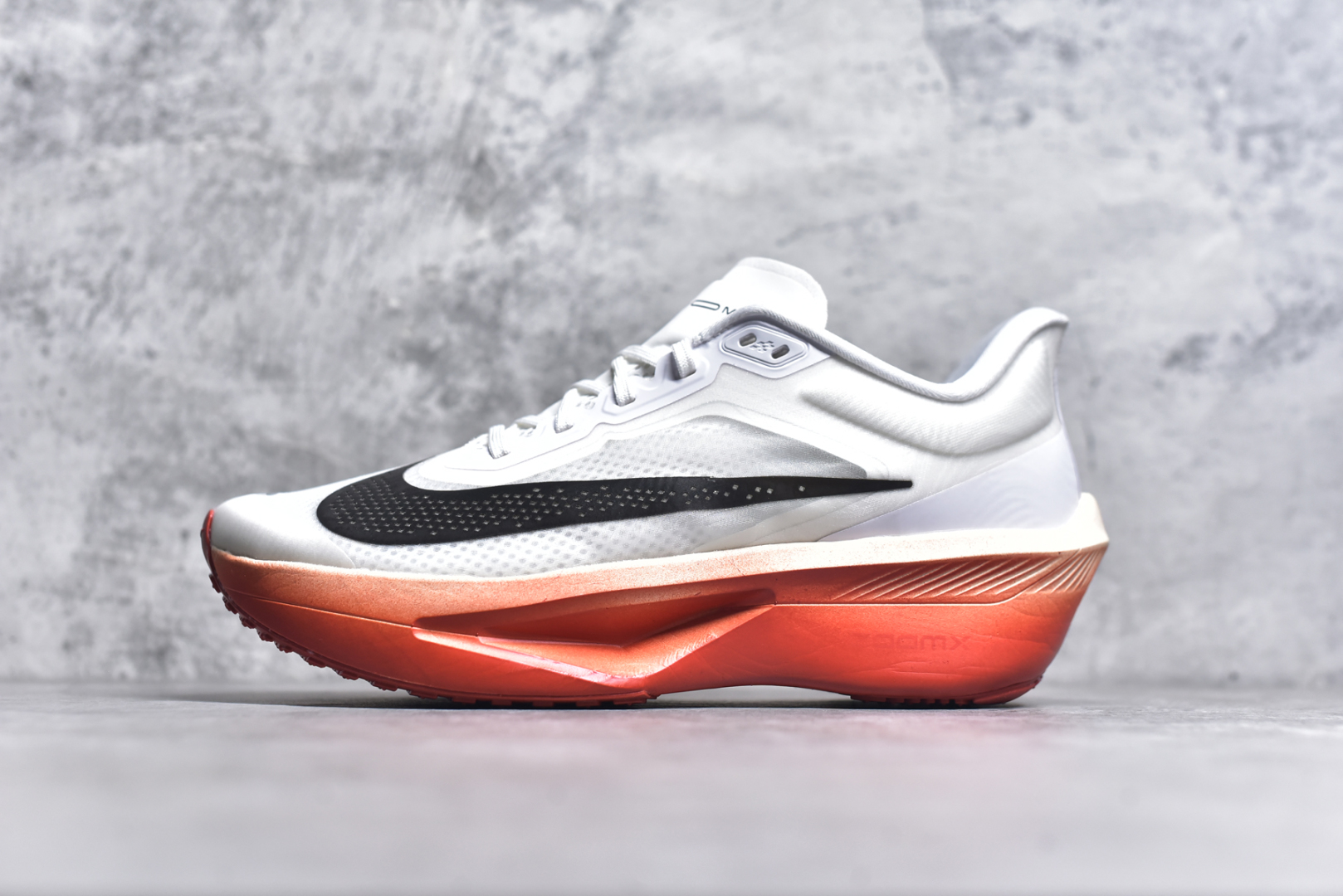 #NK ZoomX Invincible Run Flyknit 6 轻量跑鞋 飞织低帮休闲运动慢跑鞋 厚底增高 老爹鞋 此鞋专为短跑运动员而生 是为 5 至 10 公里距离的赛事和训练打造 整体设计采用流线型的轻质工程网眼材质构成鞋面 并与其他 Running 旗舰鞋款同样搭载全脚掌 ZoomX 缓冲中底 搭配 Pebax 物料与橡胶外底 ZoomX StreakFly 首发配色以Prototype呈现 其灵感是来自开发期间的磨损测试 透过编号的标记与内侧的预期跑步距离突出研发过程 货号： HJ7038-100 尺码：36 36.5 37.5 38 38.5 39 40 40.5 41 42 42.5 43 44 45-选品中心