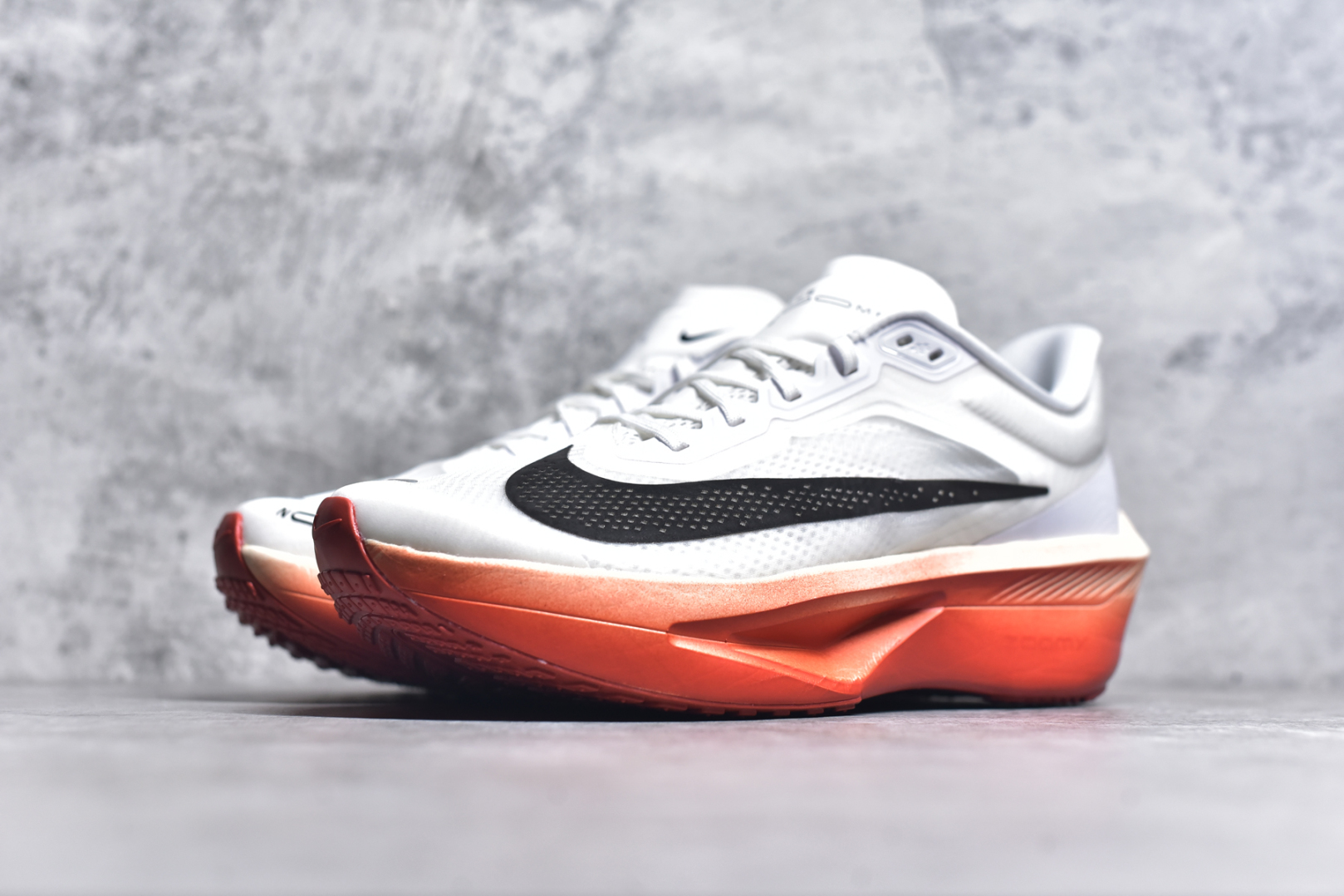图片[2]-#NK ZoomX Invincible Run Flyknit 6 轻量跑鞋 飞织低帮休闲运动慢跑鞋 厚底增高 老爹鞋 此鞋专为短跑运动员而生 是为 5 至 10 公里距离的赛事和训练打造 整体设计采用流线型的轻质工程网眼材质构成鞋面 并与其他 Running 旗舰鞋款同样搭载全脚掌 ZoomX 缓冲中底 搭配 Pebax 物料与橡胶外底 ZoomX StreakFly 首发配色以Prototype呈现 其灵感是来自开发期间的磨损测试 透过编号的标记与内侧的预期跑步距离突出研发过程 货号： HJ7038-100 尺码：36 36.5 37.5 38 38.5 39 40 40.5 41 42 42.5 43 44 45-选品中心
