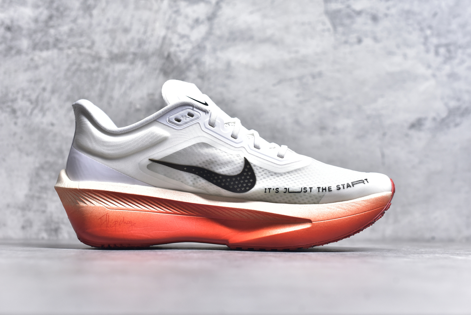 图片[3]-#NK ZoomX Invincible Run Flyknit 6 轻量跑鞋 飞织低帮休闲运动慢跑鞋 厚底增高 老爹鞋 此鞋专为短跑运动员而生 是为 5 至 10 公里距离的赛事和训练打造 整体设计采用流线型的轻质工程网眼材质构成鞋面 并与其他 Running 旗舰鞋款同样搭载全脚掌 ZoomX 缓冲中底 搭配 Pebax 物料与橡胶外底 ZoomX StreakFly 首发配色以Prototype呈现 其灵感是来自开发期间的磨损测试 透过编号的标记与内侧的预期跑步距离突出研发过程 货号： HJ7038-100 尺码：36 36.5 37.5 38 38.5 39 40 40.5 41 42 42.5 43 44 45-选品中心