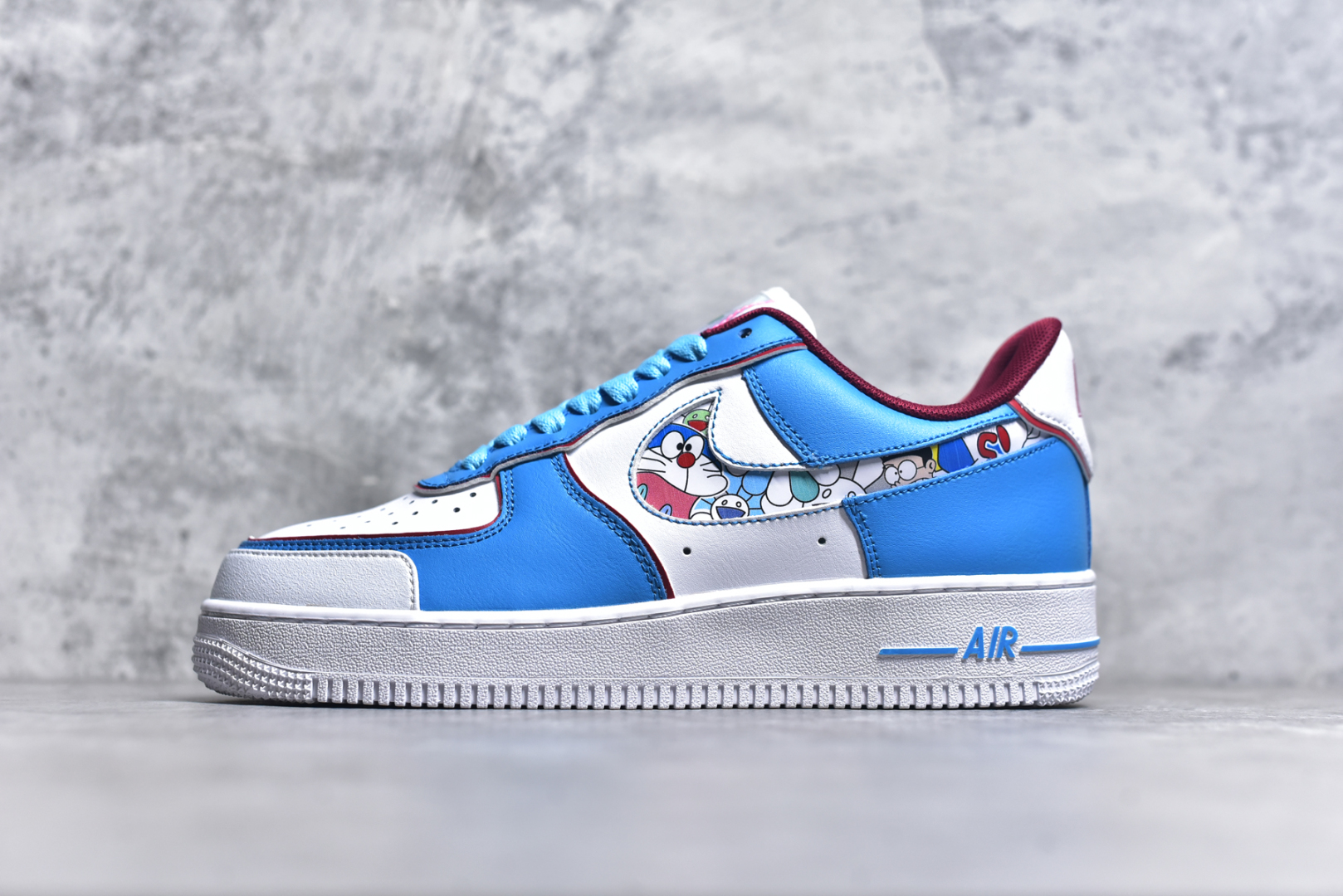 #Nk Air Force 1\’07“Doraemon”机器猫主题空军一号低帮休闲板鞋 BQ8988-106 尺码：36 36.5 37.5 38 38.5 39 40 40.5 41.5 42 42.5 43 44 44.5 45 AJD4-选品中心
