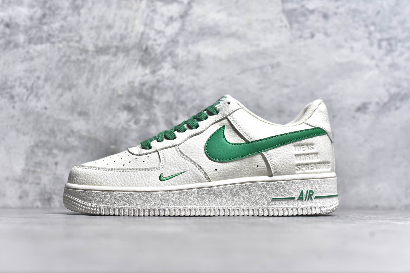 #Air Force 1 \’07 Low 米白绿反光原楦头原纸板 打造纯正空军版型 #专注外贸渠道 全掌内置蜂窝气垫 #原盒配件 原厂中底钢印、拉帮完美 官方同步上架货号：DD8959-707 尺码：35.5 36 36.5 37.5 38 38.5 39 40 40.5 41 42 42.5 43 44 44.5 45-选品中心