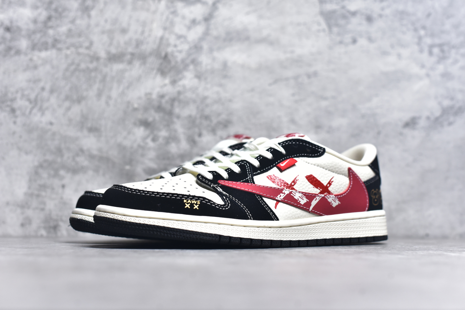 💰315 工厂直销 OG版公司货
【乔1】
#Air Jordan 1 Low OG SP AJ1 乔1暴力熊联名 涂鸦红勾 低帮文化休闲板鞋 XS2024-024
#多方联名合作融合了Travis Scott 独特的音乐风格,藤原浩个性的设计风格以及Jordan品牌的经典元素 使其成为一双具有独特身份和价值的鞋子 清新而立体的外观加上联名标识更突出了其独特身份 这种配色方案显示出活力和时尚感 在视觉上引人注目 鞋身的质感和细腻的细节处理使其显得高端而格调十足 这款“倒钩”联名是设计与创意完美结合 融合多方的个性风格是一款备受瞩目的潮流鞋款
尺码:36 36.5 37.5 38 38.5 39 40 40.5 41 42 42.5 43 44 44.5 45 9.E5