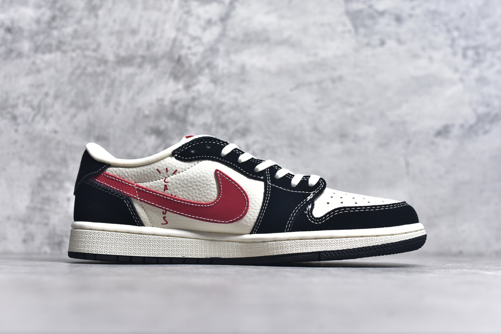 💰315 工厂直销 OG版公司货
【乔1】
#Air Jordan 1 Low OG SP AJ1 乔1暴力熊联名 涂鸦红勾 低帮文化休闲板鞋 XS2024-024
#多方联名合作融合了Travis Scott 独特的音乐风格,藤原浩个性的设计风格以及Jordan品牌的经典元素 使其成为一双具有独特身份和价值的鞋子 清新而立体的外观加上联名标识更突出了其独特身份 这种配色方案显示出活力和时尚感 在视觉上引人注目 鞋身的质感和细腻的细节处理使其显得高端而格调十足 这款“倒钩”联名是设计与创意完美结合 融合多方的个性风格是一款备受瞩目的潮流鞋款
尺码:36 36.5 37.5 38 38.5 39 40 40.5 41 42 42.5 43 44 44.5 45 9.E5