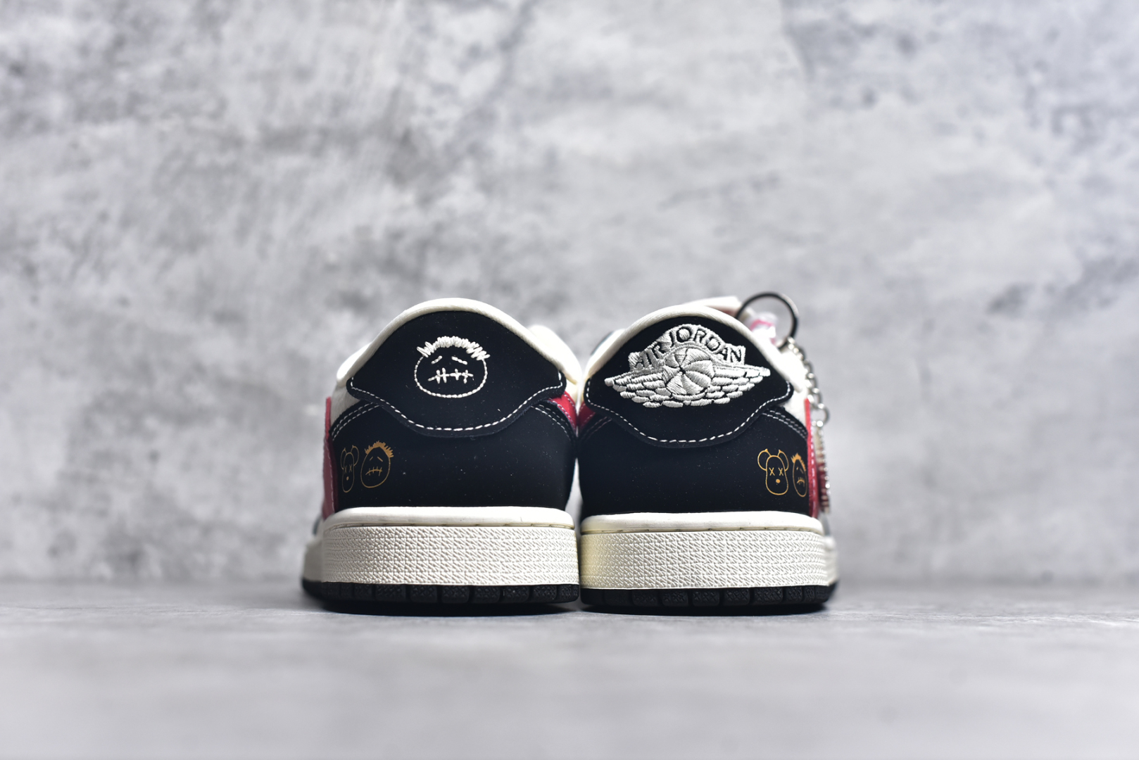 💰315 工厂直销 OG版公司货
【乔1】
#Air Jordan 1 Low OG SP AJ1 乔1暴力熊联名 涂鸦红勾 低帮文化休闲板鞋 XS2024-024
#多方联名合作融合了Travis Scott 独特的音乐风格,藤原浩个性的设计风格以及Jordan品牌的经典元素 使其成为一双具有独特身份和价值的鞋子 清新而立体的外观加上联名标识更突出了其独特身份 这种配色方案显示出活力和时尚感 在视觉上引人注目 鞋身的质感和细腻的细节处理使其显得高端而格调十足 这款“倒钩”联名是设计与创意完美结合 融合多方的个性风格是一款备受瞩目的潮流鞋款
尺码:36 36.5 37.5 38 38.5 39 40 40.5 41 42 42.5 43 44 44.5 45 9.E5