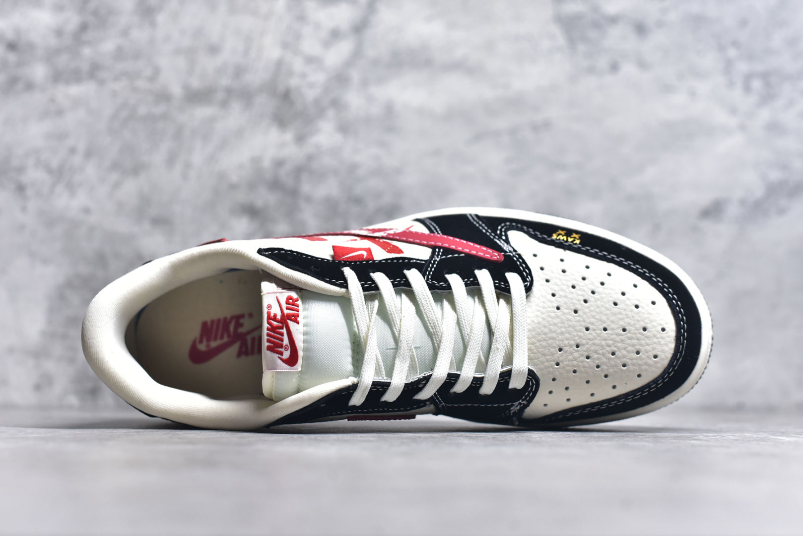 💰315 工厂直销 OG版公司货
【乔1】
#Air Jordan 1 Low OG SP AJ1 乔1暴力熊联名 涂鸦红勾 低帮文化休闲板鞋 XS2024-024
#多方联名合作融合了Travis Scott 独特的音乐风格,藤原浩个性的设计风格以及Jordan品牌的经典元素 使其成为一双具有独特身份和价值的鞋子 清新而立体的外观加上联名标识更突出了其独特身份 这种配色方案显示出活力和时尚感 在视觉上引人注目 鞋身的质感和细腻的细节处理使其显得高端而格调十足 这款“倒钩”联名是设计与创意完美结合 融合多方的个性风格是一款备受瞩目的潮流鞋款
尺码:36 36.5 37.5 38 38.5 39 40 40.5 41 42 42.5 43 44 44.5 45 9.E5