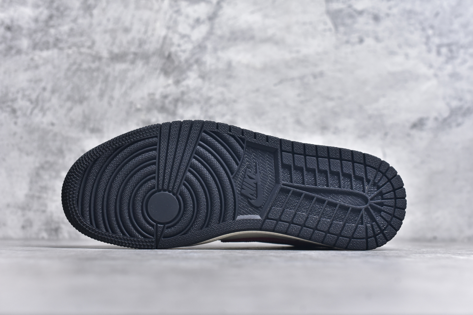 💰315 工厂直销 OG版公司货
【乔1】
#Air Jordan 1 Low OG SP AJ1 乔1暴力熊联名 涂鸦红勾 低帮文化休闲板鞋 XS2024-024
#多方联名合作融合了Travis Scott 独特的音乐风格,藤原浩个性的设计风格以及Jordan品牌的经典元素 使其成为一双具有独特身份和价值的鞋子 清新而立体的外观加上联名标识更突出了其独特身份 这种配色方案显示出活力和时尚感 在视觉上引人注目 鞋身的质感和细腻的细节处理使其显得高端而格调十足 这款“倒钩”联名是设计与创意完美结合 融合多方的个性风格是一款备受瞩目的潮流鞋款
尺码:36 36.5 37.5 38 38.5 39 40 40.5 41 42 42.5 43 44 44.5 45 9.E5
