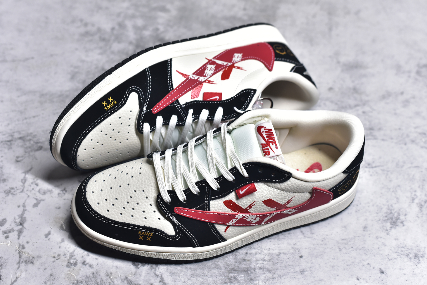 💰315 工厂直销 OG版公司货
【乔1】
#Air Jordan 1 Low OG SP AJ1 乔1暴力熊联名 涂鸦红勾 低帮文化休闲板鞋 XS2024-024
#多方联名合作融合了Travis Scott 独特的音乐风格,藤原浩个性的设计风格以及Jordan品牌的经典元素 使其成为一双具有独特身份和价值的鞋子 清新而立体的外观加上联名标识更突出了其独特身份 这种配色方案显示出活力和时尚感 在视觉上引人注目 鞋身的质感和细腻的细节处理使其显得高端而格调十足 这款“倒钩”联名是设计与创意完美结合 融合多方的个性风格是一款备受瞩目的潮流鞋款
尺码:36 36.5 37.5 38 38.5 39 40 40.5 41 42 42.5 43 44 44.5 45 9.E5