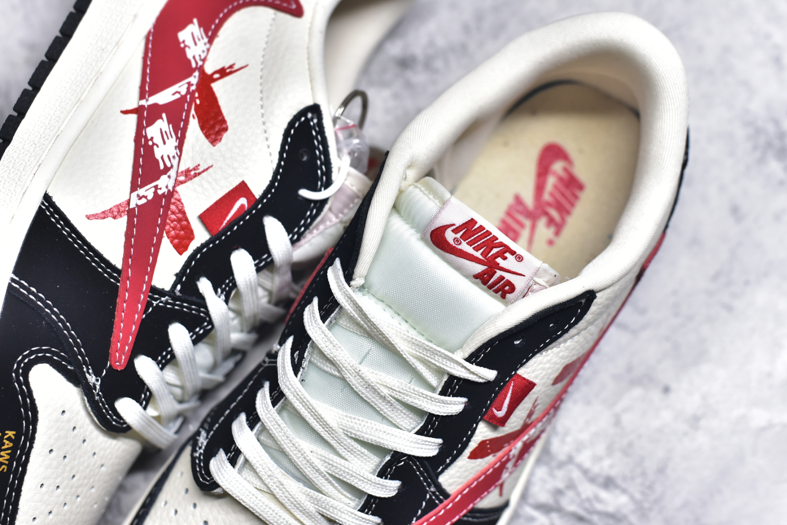 💰315 工厂直销 OG版公司货
【乔1】
#Air Jordan 1 Low OG SP AJ1 乔1暴力熊联名 涂鸦红勾 低帮文化休闲板鞋 XS2024-024
#多方联名合作融合了Travis Scott 独特的音乐风格,藤原浩个性的设计风格以及Jordan品牌的经典元素 使其成为一双具有独特身份和价值的鞋子 清新而立体的外观加上联名标识更突出了其独特身份 这种配色方案显示出活力和时尚感 在视觉上引人注目 鞋身的质感和细腻的细节处理使其显得高端而格调十足 这款“倒钩”联名是设计与创意完美结合 融合多方的个性风格是一款备受瞩目的潮流鞋款
尺码:36 36.5 37.5 38 38.5 39 40 40.5 41 42 42.5 43 44 44.5 45 9.E5