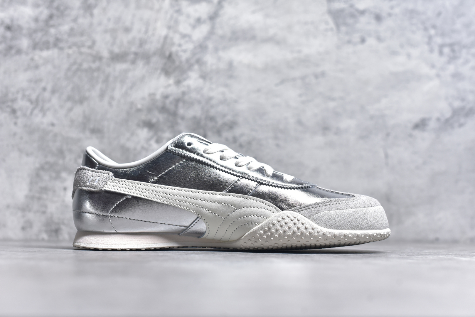 图片[3]-#M纯原 PUMA Bella UT Low 彪马贝拉UT系列低帮薄底德训复古风经典百搭休闲慢跑鞋 继将 Speedcat OG 带回后，近日 Puma 再以品牌档案室的经典鞋型 Bella OG 为蓝本，推出契合时下薄底球鞋趋势的 Bella UT 鞋款。自 21 世纪初问世以来，Bella OG 鞋型以其独特的薄底设计和上翻外底设计收获了众多年轻拥趸，更是 PUMA DNA 中不可磨灭的经典。此番重新推出的 Bella UT 鞋款，整体鞋面采用上乘皮革材质，并延续 Formstrip 设计语言；鞋头处采用精致的包头设计，搭配麂皮材质提升质感；鞋底部分保留 Bella 鞋款标志性的薄底和点状橡胶外底，上翘的设计包裹鞋面；鞋舌与鞋跟分别点缀美洲狮 Logo 与品牌字母 Logo。值得一提的是，本次 Bella UT 鞋款搭载 SOFTFOAM+ 鞋垫，兼顾美学设计与穿着舒适度。而配色上则提供白、黄、蓝、银、粉五款颜色。尺码：36 37 37.5 38 39 39.5 40 40.5 41 42 42.5 43 44 44.5-选品中心