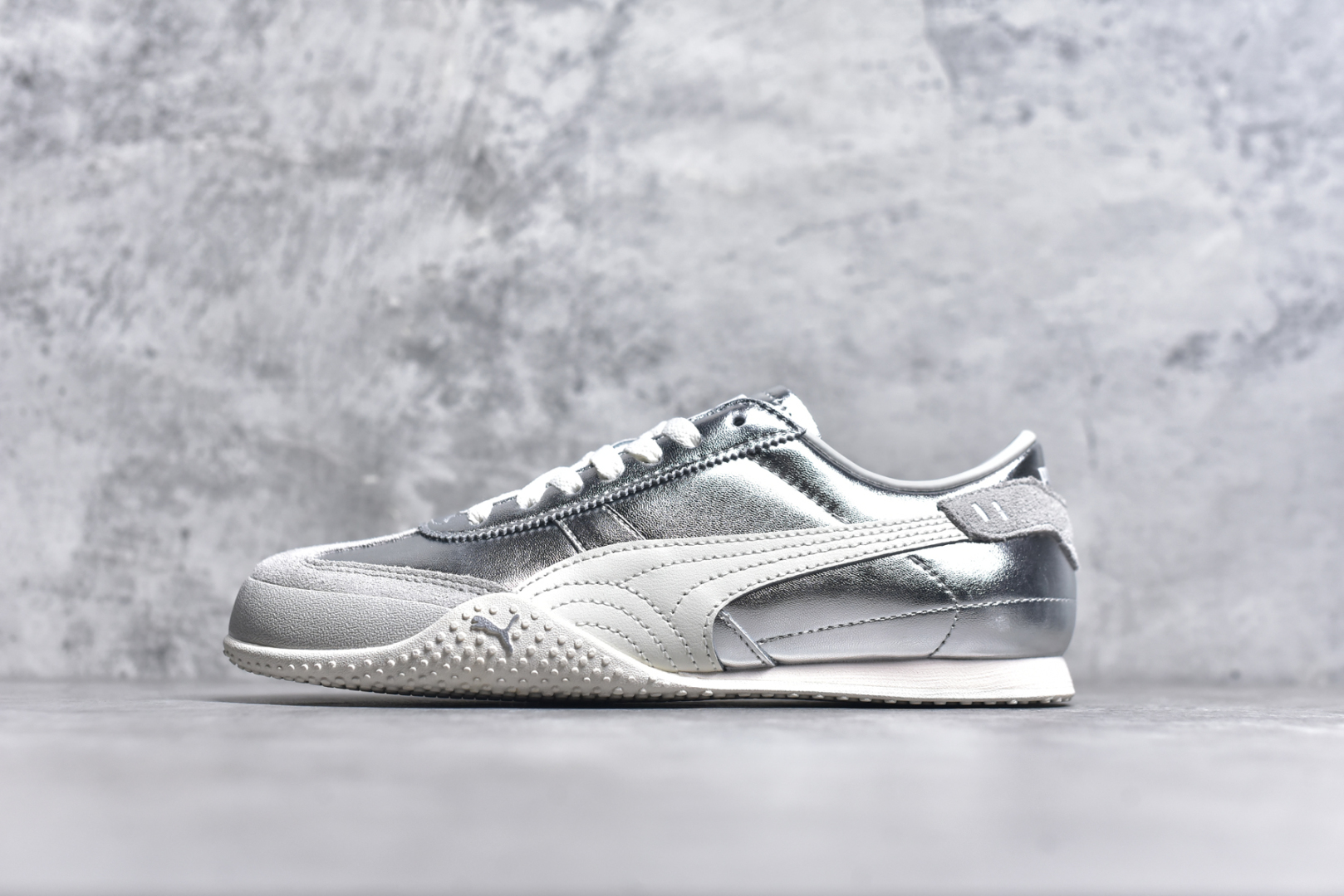 #M纯原 PUMA Bella UT Low 彪马贝拉UT系列低帮薄底德训复古风经典百搭休闲慢跑鞋 继将 Speedcat OG 带回后，近日 Puma 再以品牌档案室的经典鞋型 Bella OG 为蓝本，推出契合时下薄底球鞋趋势的 Bella UT 鞋款。自 21 世纪初问世以来，Bella OG 鞋型以其独特的薄底设计和上翻外底设计收获了众多年轻拥趸，更是 PUMA DNA 中不可磨灭的经典。此番重新推出的 Bella UT 鞋款，整体鞋面采用上乘皮革材质，并延续 Formstrip 设计语言；鞋头处采用精致的包头设计，搭配麂皮材质提升质感；鞋底部分保留 Bella 鞋款标志性的薄底和点状橡胶外底，上翘的设计包裹鞋面；鞋舌与鞋跟分别点缀美洲狮 Logo 与品牌字母 Logo。值得一提的是，本次 Bella UT 鞋款搭载 SOFTFOAM+ 鞋垫，兼顾美学设计与穿着舒适度。而配色上则提供白、黄、蓝、银、粉五款颜色。尺码：36 37 37.5 38 39 39.5 40 40.5 41 42 42.5 43 44 44.5-选品中心