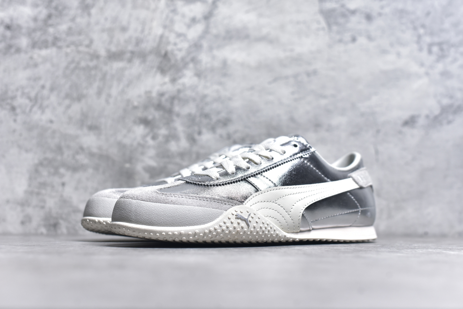 图片[2]-#M纯原 PUMA Bella UT Low 彪马贝拉UT系列低帮薄底德训复古风经典百搭休闲慢跑鞋 继将 Speedcat OG 带回后，近日 Puma 再以品牌档案室的经典鞋型 Bella OG 为蓝本，推出契合时下薄底球鞋趋势的 Bella UT 鞋款。自 21 世纪初问世以来，Bella OG 鞋型以其独特的薄底设计和上翻外底设计收获了众多年轻拥趸，更是 PUMA DNA 中不可磨灭的经典。此番重新推出的 Bella UT 鞋款，整体鞋面采用上乘皮革材质，并延续 Formstrip 设计语言；鞋头处采用精致的包头设计，搭配麂皮材质提升质感；鞋底部分保留 Bella 鞋款标志性的薄底和点状橡胶外底，上翘的设计包裹鞋面；鞋舌与鞋跟分别点缀美洲狮 Logo 与品牌字母 Logo。值得一提的是，本次 Bella UT 鞋款搭载 SOFTFOAM+ 鞋垫，兼顾美学设计与穿着舒适度。而配色上则提供白、黄、蓝、银、粉五款颜色。尺码：36 37 37.5 38 39 39.5 40 40.5 41 42 42.5 43 44 44.5-选品中心