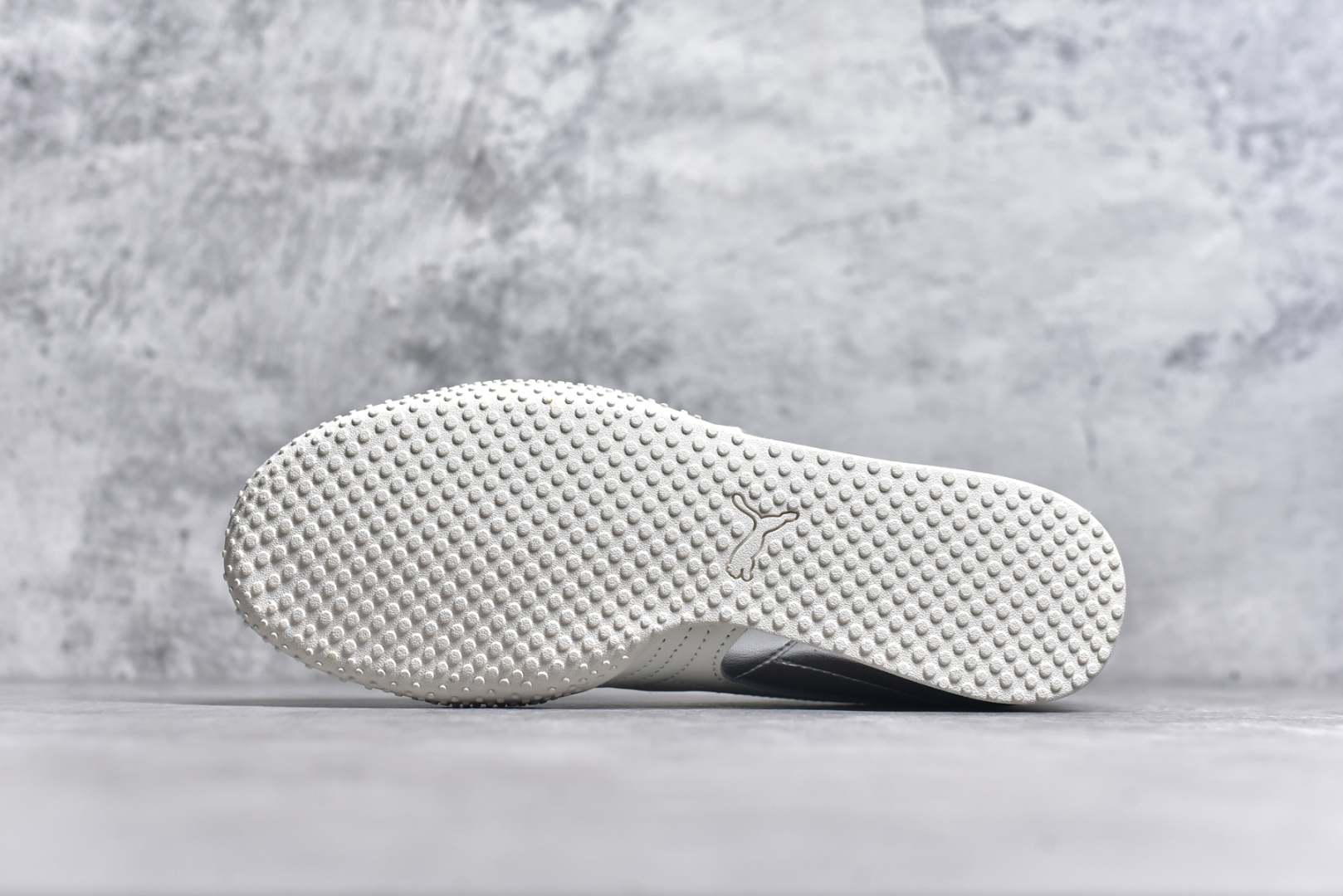 图片[6]-#M纯原 PUMA Bella UT Low 彪马贝拉UT系列低帮薄底德训复古风经典百搭休闲慢跑鞋 继将 Speedcat OG 带回后，近日 Puma 再以品牌档案室的经典鞋型 Bella OG 为蓝本，推出契合时下薄底球鞋趋势的 Bella UT 鞋款。自 21 世纪初问世以来，Bella OG 鞋型以其独特的薄底设计和上翻外底设计收获了众多年轻拥趸，更是 PUMA DNA 中不可磨灭的经典。此番重新推出的 Bella UT 鞋款，整体鞋面采用上乘皮革材质，并延续 Formstrip 设计语言；鞋头处采用精致的包头设计，搭配麂皮材质提升质感；鞋底部分保留 Bella 鞋款标志性的薄底和点状橡胶外底，上翘的设计包裹鞋面；鞋舌与鞋跟分别点缀美洲狮 Logo 与品牌字母 Logo。值得一提的是，本次 Bella UT 鞋款搭载 SOFTFOAM+ 鞋垫，兼顾美学设计与穿着舒适度。而配色上则提供白、黄、蓝、银、粉五款颜色。尺码：36 37 37.5 38 39 39.5 40 40.5 41 42 42.5 43 44 44.5-选品中心