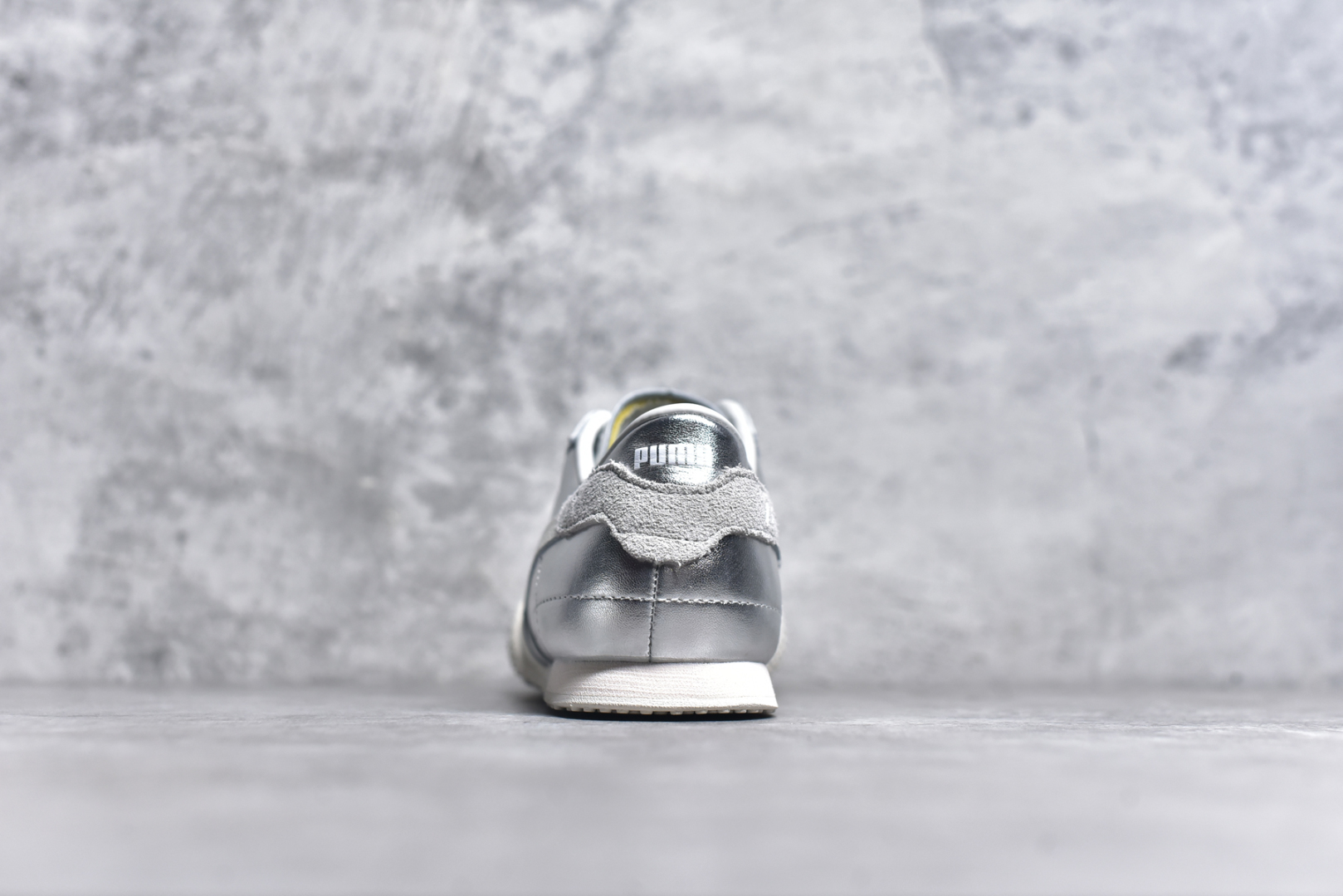 图片[5]-#M纯原 PUMA Bella UT Low 彪马贝拉UT系列低帮薄底德训复古风经典百搭休闲慢跑鞋 继将 Speedcat OG 带回后，近日 Puma 再以品牌档案室的经典鞋型 Bella OG 为蓝本，推出契合时下薄底球鞋趋势的 Bella UT 鞋款。自 21 世纪初问世以来，Bella OG 鞋型以其独特的薄底设计和上翻外底设计收获了众多年轻拥趸，更是 PUMA DNA 中不可磨灭的经典。此番重新推出的 Bella UT 鞋款，整体鞋面采用上乘皮革材质，并延续 Formstrip 设计语言；鞋头处采用精致的包头设计，搭配麂皮材质提升质感；鞋底部分保留 Bella 鞋款标志性的薄底和点状橡胶外底，上翘的设计包裹鞋面；鞋舌与鞋跟分别点缀美洲狮 Logo 与品牌字母 Logo。值得一提的是，本次 Bella UT 鞋款搭载 SOFTFOAM+ 鞋垫，兼顾美学设计与穿着舒适度。而配色上则提供白、黄、蓝、银、粉五款颜色。尺码：36 37 37.5 38 39 39.5 40 40.5 41 42 42.5 43 44 44.5-选品中心