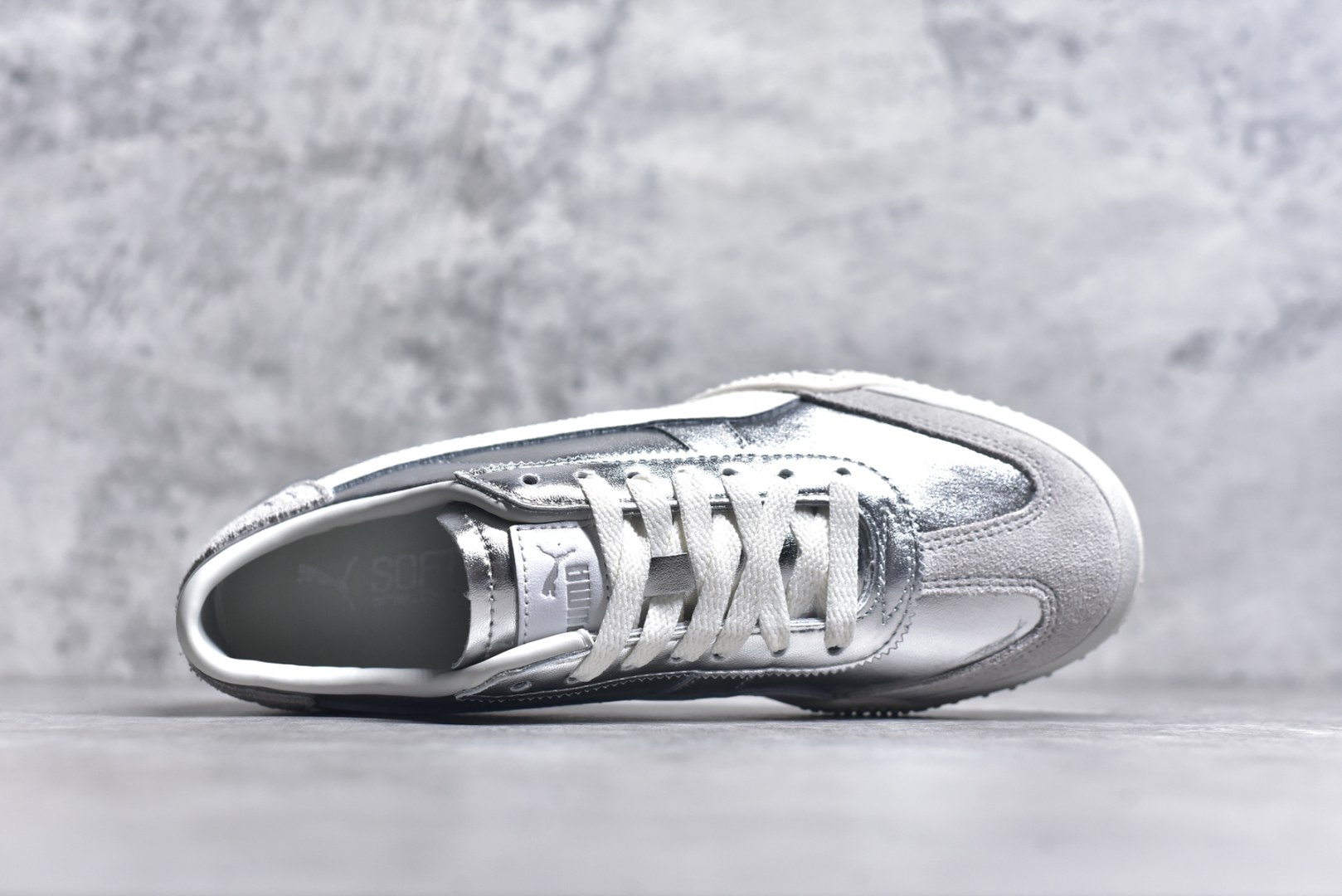 图片[4]-#M纯原 PUMA Bella UT Low 彪马贝拉UT系列低帮薄底德训复古风经典百搭休闲慢跑鞋 继将 Speedcat OG 带回后，近日 Puma 再以品牌档案室的经典鞋型 Bella OG 为蓝本，推出契合时下薄底球鞋趋势的 Bella UT 鞋款。自 21 世纪初问世以来，Bella OG 鞋型以其独特的薄底设计和上翻外底设计收获了众多年轻拥趸，更是 PUMA DNA 中不可磨灭的经典。此番重新推出的 Bella UT 鞋款，整体鞋面采用上乘皮革材质，并延续 Formstrip 设计语言；鞋头处采用精致的包头设计，搭配麂皮材质提升质感；鞋底部分保留 Bella 鞋款标志性的薄底和点状橡胶外底，上翘的设计包裹鞋面；鞋舌与鞋跟分别点缀美洲狮 Logo 与品牌字母 Logo。值得一提的是，本次 Bella UT 鞋款搭载 SOFTFOAM+ 鞋垫，兼顾美学设计与穿着舒适度。而配色上则提供白、黄、蓝、银、粉五款颜色。尺码：36 37 37.5 38 39 39.5 40 40.5 41 42 42.5 43 44 44.5-选品中心