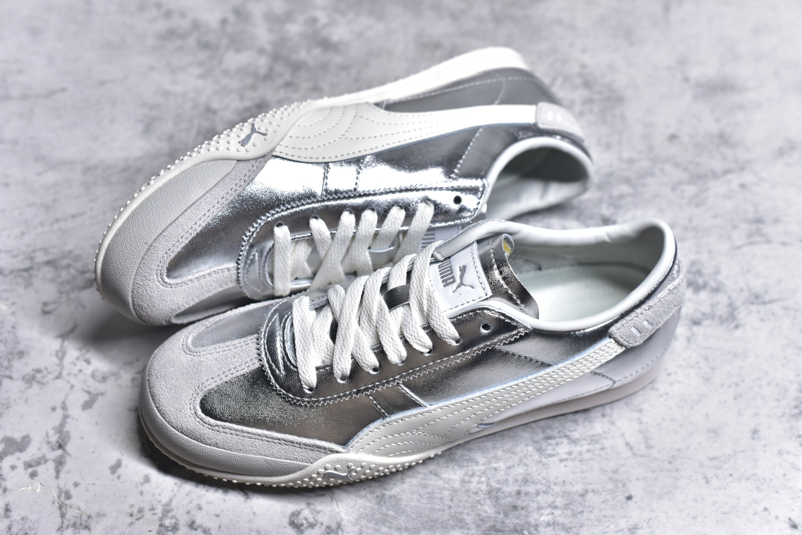 图片[7]-#M纯原 PUMA Bella UT Low 彪马贝拉UT系列低帮薄底德训复古风经典百搭休闲慢跑鞋 继将 Speedcat OG 带回后，近日 Puma 再以品牌档案室的经典鞋型 Bella OG 为蓝本，推出契合时下薄底球鞋趋势的 Bella UT 鞋款。自 21 世纪初问世以来，Bella OG 鞋型以其独特的薄底设计和上翻外底设计收获了众多年轻拥趸，更是 PUMA DNA 中不可磨灭的经典。此番重新推出的 Bella UT 鞋款，整体鞋面采用上乘皮革材质，并延续 Formstrip 设计语言；鞋头处采用精致的包头设计，搭配麂皮材质提升质感；鞋底部分保留 Bella 鞋款标志性的薄底和点状橡胶外底，上翘的设计包裹鞋面；鞋舌与鞋跟分别点缀美洲狮 Logo 与品牌字母 Logo。值得一提的是，本次 Bella UT 鞋款搭载 SOFTFOAM+ 鞋垫，兼顾美学设计与穿着舒适度。而配色上则提供白、黄、蓝、银、粉五款颜色。尺码：36 37 37.5 38 39 39.5 40 40.5 41 42 42.5 43 44 44.5-选品中心