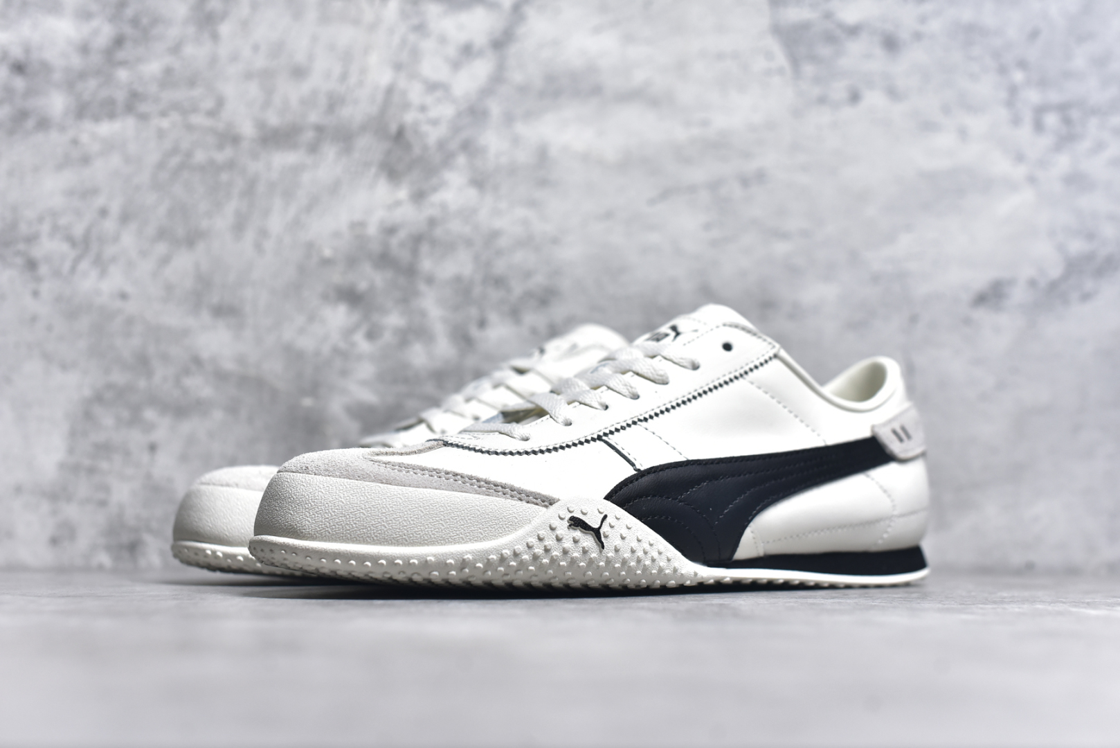 图片[2]-#M纯原 PUMA Bella UT Low 彪马贝拉UT系列低帮薄底德训复古风经典百搭休闲慢跑鞋 继将 Speedcat OG 带回后，近日 Puma 再以品牌档案室的经典鞋型 Bella OG 为蓝本，推出契合时下薄底球鞋趋势的 Bella UT 鞋款。自 21 世纪初问世以来，Bella OG 鞋型以其独特的薄底设计和上翻外底设计收获了众多年轻拥趸，更是 PUMA DNA 中不可磨灭的经典。此番重新推出的 Bella UT 鞋款，整体鞋面采用上乘皮革材质，并延续 Formstrip 设计语言；鞋头处采用精致的包头设计，搭配麂皮材质提升质感；鞋底部分保留 Bella 鞋款标志性的薄底和点状橡胶外底，上翘的设计包裹鞋面；鞋舌与鞋跟分别点缀美洲狮 Logo 与品牌字母 Logo。值得一提的是，本次 Bella UT 鞋款搭载 SOFTFOAM+ 鞋垫，兼顾美学设计与穿着舒适度。而配色上则提供白、黄、蓝、银、粉五款颜色。尺码：36 37 37.5 38 39 39.5 40 40.5 41 42 42.5 43 44 44.5-选品中心