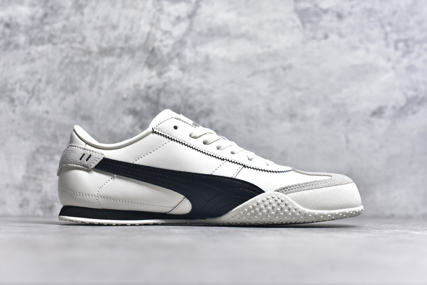 图片[3]-#M纯原 PUMA Bella UT Low 彪马贝拉UT系列低帮薄底德训复古风经典百搭休闲慢跑鞋 继将 Speedcat OG 带回后，近日 Puma 再以品牌档案室的经典鞋型 Bella OG 为蓝本，推出契合时下薄底球鞋趋势的 Bella UT 鞋款。自 21 世纪初问世以来，Bella OG 鞋型以其独特的薄底设计和上翻外底设计收获了众多年轻拥趸，更是 PUMA DNA 中不可磨灭的经典。此番重新推出的 Bella UT 鞋款，整体鞋面采用上乘皮革材质，并延续 Formstrip 设计语言；鞋头处采用精致的包头设计，搭配麂皮材质提升质感；鞋底部分保留 Bella 鞋款标志性的薄底和点状橡胶外底，上翘的设计包裹鞋面；鞋舌与鞋跟分别点缀美洲狮 Logo 与品牌字母 Logo。值得一提的是，本次 Bella UT 鞋款搭载 SOFTFOAM+ 鞋垫，兼顾美学设计与穿着舒适度。而配色上则提供白、黄、蓝、银、粉五款颜色。尺码：36 37 37.5 38 39 39.5 40 40.5 41 42 42.5 43 44 44.5-选品中心