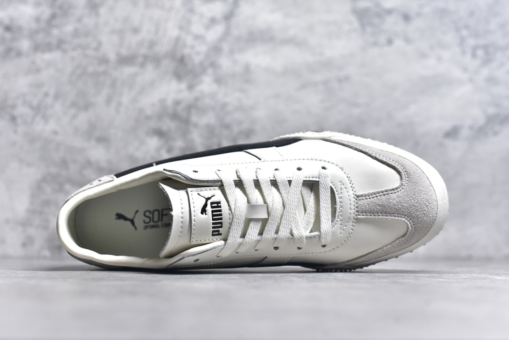 图片[4]-#M纯原 PUMA Bella UT Low 彪马贝拉UT系列低帮薄底德训复古风经典百搭休闲慢跑鞋 继将 Speedcat OG 带回后，近日 Puma 再以品牌档案室的经典鞋型 Bella OG 为蓝本，推出契合时下薄底球鞋趋势的 Bella UT 鞋款。自 21 世纪初问世以来，Bella OG 鞋型以其独特的薄底设计和上翻外底设计收获了众多年轻拥趸，更是 PUMA DNA 中不可磨灭的经典。此番重新推出的 Bella UT 鞋款，整体鞋面采用上乘皮革材质，并延续 Formstrip 设计语言；鞋头处采用精致的包头设计，搭配麂皮材质提升质感；鞋底部分保留 Bella 鞋款标志性的薄底和点状橡胶外底，上翘的设计包裹鞋面；鞋舌与鞋跟分别点缀美洲狮 Logo 与品牌字母 Logo。值得一提的是，本次 Bella UT 鞋款搭载 SOFTFOAM+ 鞋垫，兼顾美学设计与穿着舒适度。而配色上则提供白、黄、蓝、银、粉五款颜色。尺码：36 37 37.5 38 39 39.5 40 40.5 41 42 42.5 43 44 44.5-选品中心