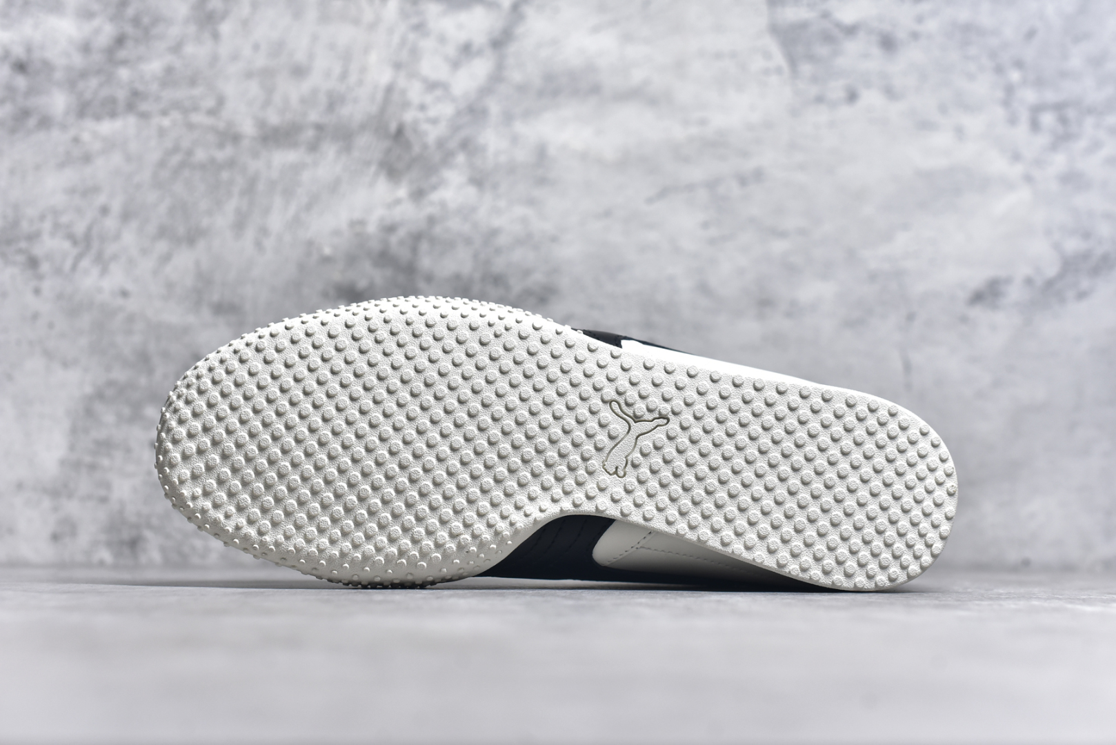 图片[6]-#M纯原 PUMA Bella UT Low 彪马贝拉UT系列低帮薄底德训复古风经典百搭休闲慢跑鞋 继将 Speedcat OG 带回后，近日 Puma 再以品牌档案室的经典鞋型 Bella OG 为蓝本，推出契合时下薄底球鞋趋势的 Bella UT 鞋款。自 21 世纪初问世以来，Bella OG 鞋型以其独特的薄底设计和上翻外底设计收获了众多年轻拥趸，更是 PUMA DNA 中不可磨灭的经典。此番重新推出的 Bella UT 鞋款，整体鞋面采用上乘皮革材质，并延续 Formstrip 设计语言；鞋头处采用精致的包头设计，搭配麂皮材质提升质感；鞋底部分保留 Bella 鞋款标志性的薄底和点状橡胶外底，上翘的设计包裹鞋面；鞋舌与鞋跟分别点缀美洲狮 Logo 与品牌字母 Logo。值得一提的是，本次 Bella UT 鞋款搭载 SOFTFOAM+ 鞋垫，兼顾美学设计与穿着舒适度。而配色上则提供白、黄、蓝、银、粉五款颜色。尺码：36 37 37.5 38 39 39.5 40 40.5 41 42 42.5 43 44 44.5-选品中心