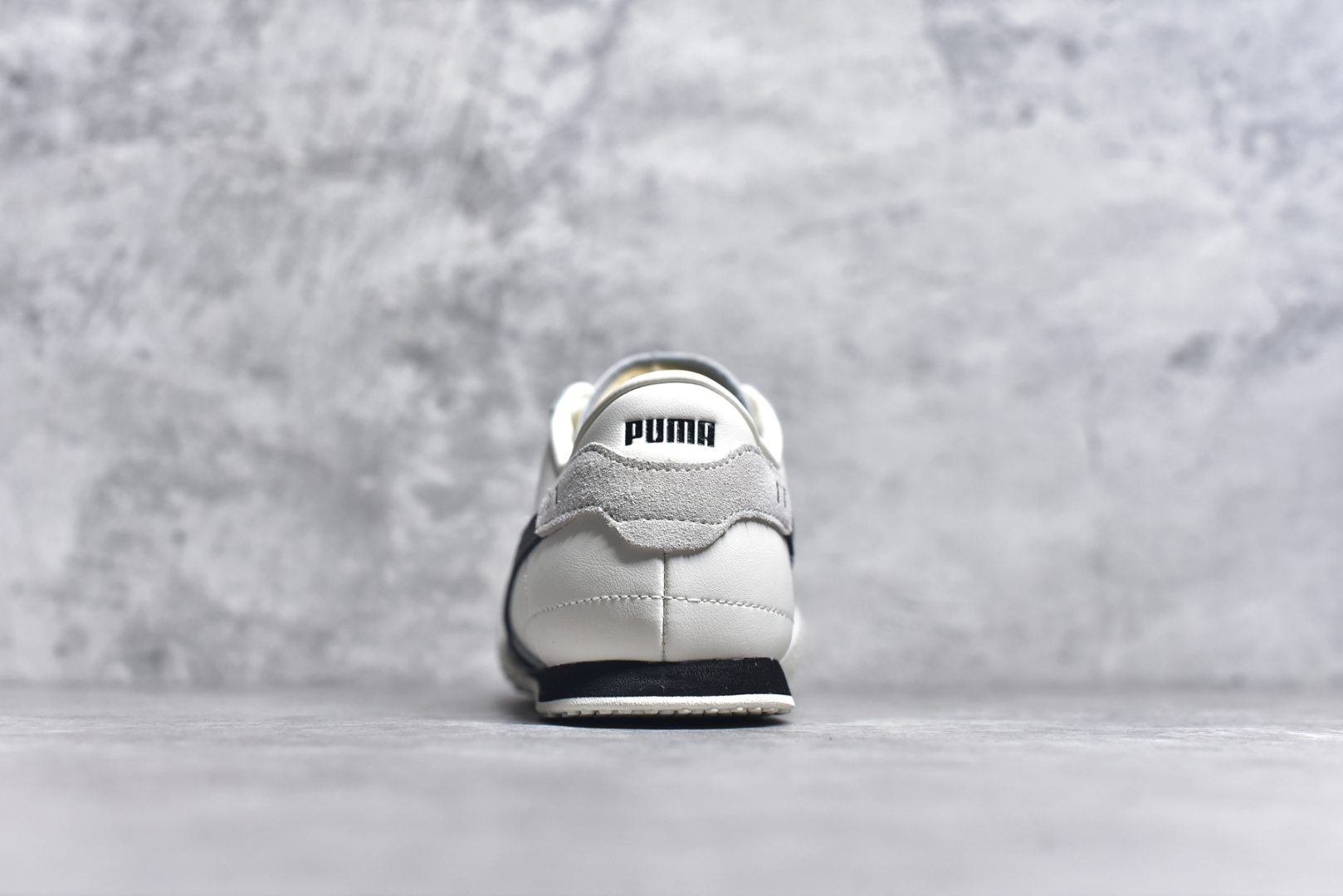 图片[5]-#M纯原 PUMA Bella UT Low 彪马贝拉UT系列低帮薄底德训复古风经典百搭休闲慢跑鞋 继将 Speedcat OG 带回后，近日 Puma 再以品牌档案室的经典鞋型 Bella OG 为蓝本，推出契合时下薄底球鞋趋势的 Bella UT 鞋款。自 21 世纪初问世以来，Bella OG 鞋型以其独特的薄底设计和上翻外底设计收获了众多年轻拥趸，更是 PUMA DNA 中不可磨灭的经典。此番重新推出的 Bella UT 鞋款，整体鞋面采用上乘皮革材质，并延续 Formstrip 设计语言；鞋头处采用精致的包头设计，搭配麂皮材质提升质感；鞋底部分保留 Bella 鞋款标志性的薄底和点状橡胶外底，上翘的设计包裹鞋面；鞋舌与鞋跟分别点缀美洲狮 Logo 与品牌字母 Logo。值得一提的是，本次 Bella UT 鞋款搭载 SOFTFOAM+ 鞋垫，兼顾美学设计与穿着舒适度。而配色上则提供白、黄、蓝、银、粉五款颜色。尺码：36 37 37.5 38 39 39.5 40 40.5 41 42 42.5 43 44 44.5-选品中心