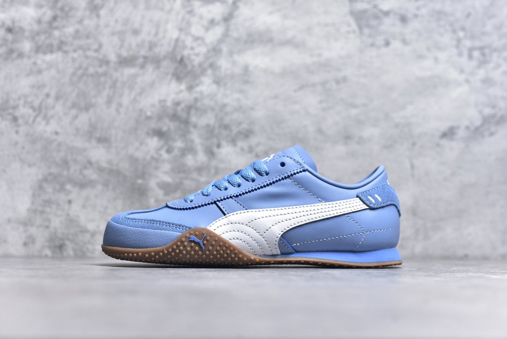#M纯原 PUMA Bella UT Low 彪马贝拉UT系列低帮薄底德训复古风经典百搭休闲慢跑鞋 继将 Speedcat OG 带回后，近日 Puma 再以品牌档案室的经典鞋型 Bella OG 为蓝本，推出契合时下薄底球鞋趋势的 Bella UT 鞋款。自 21 世纪初问世以来，Bella OG 鞋型以其独特的薄底设计和上翻外底设计收获了众多年轻拥趸，更是 PUMA DNA 中不可磨灭的经典。此番重新推出的 Bella UT 鞋款，整体鞋面采用上乘皮革材质，并延续 Formstrip 设计语言；鞋头处采用精致的包头设计，搭配麂皮材质提升质感；鞋底部分保留 Bella 鞋款标志性的薄底和点状橡胶外底，上翘的设计包裹鞋面；鞋舌与鞋跟分别点缀美洲狮 Logo 与品牌字母 Logo。值得一提的是，本次 Bella UT 鞋款搭载 SOFTFOAM+ 鞋垫，兼顾美学设计与穿着舒适度。而配色上则提供白、黄、蓝、银、粉五款颜色。尺码：36 37 37.5 38 39 39.5 40 40.5 41 42 42.5 43 44 44.5-选品中心