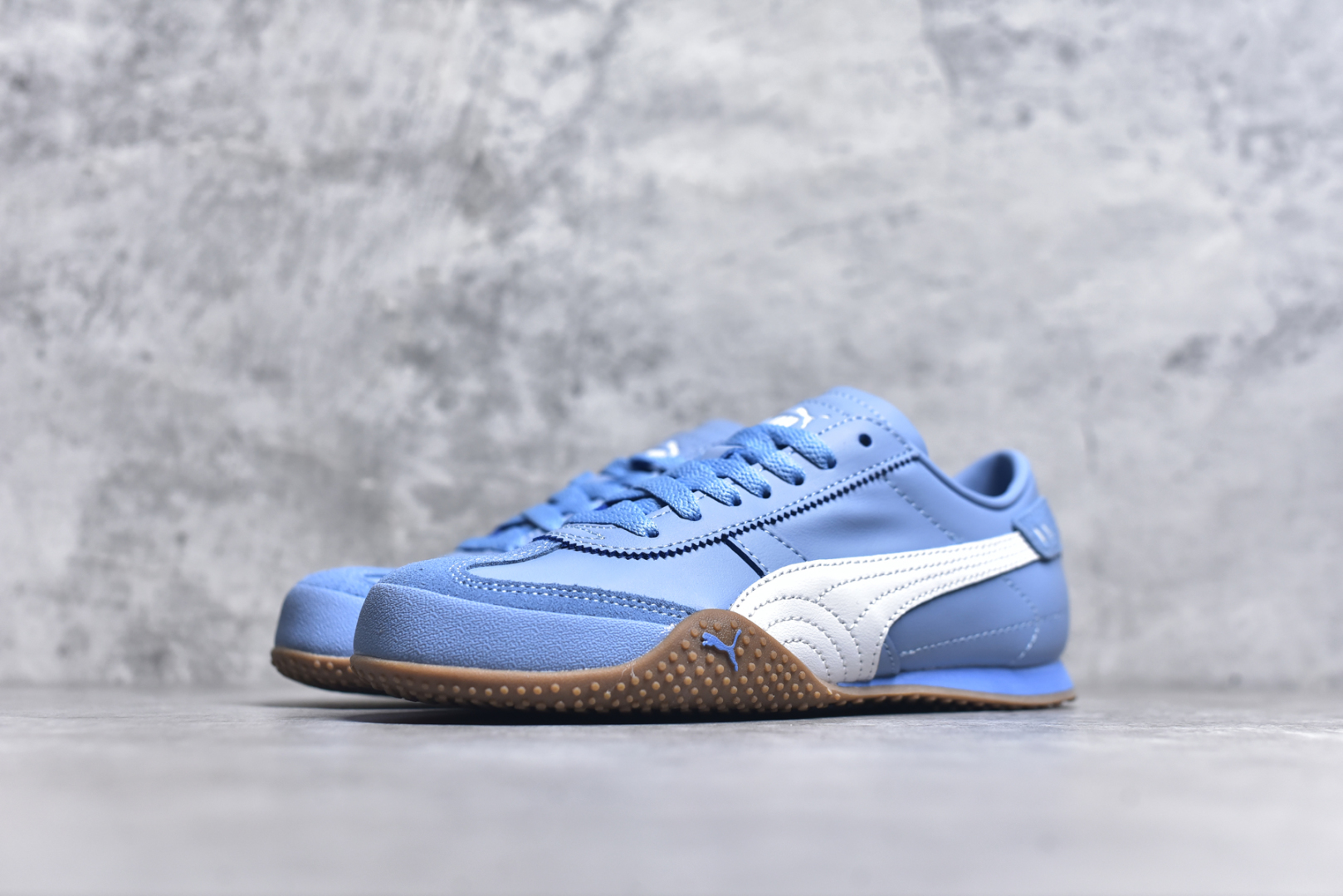 图片[2]-#M纯原 PUMA Bella UT Low 彪马贝拉UT系列低帮薄底德训复古风经典百搭休闲慢跑鞋 继将 Speedcat OG 带回后，近日 Puma 再以品牌档案室的经典鞋型 Bella OG 为蓝本，推出契合时下薄底球鞋趋势的 Bella UT 鞋款。自 21 世纪初问世以来，Bella OG 鞋型以其独特的薄底设计和上翻外底设计收获了众多年轻拥趸，更是 PUMA DNA 中不可磨灭的经典。此番重新推出的 Bella UT 鞋款，整体鞋面采用上乘皮革材质，并延续 Formstrip 设计语言；鞋头处采用精致的包头设计，搭配麂皮材质提升质感；鞋底部分保留 Bella 鞋款标志性的薄底和点状橡胶外底，上翘的设计包裹鞋面；鞋舌与鞋跟分别点缀美洲狮 Logo 与品牌字母 Logo。值得一提的是，本次 Bella UT 鞋款搭载 SOFTFOAM+ 鞋垫，兼顾美学设计与穿着舒适度。而配色上则提供白、黄、蓝、银、粉五款颜色。尺码：36 37 37.5 38 39 39.5 40 40.5 41 42 42.5 43 44 44.5-选品中心