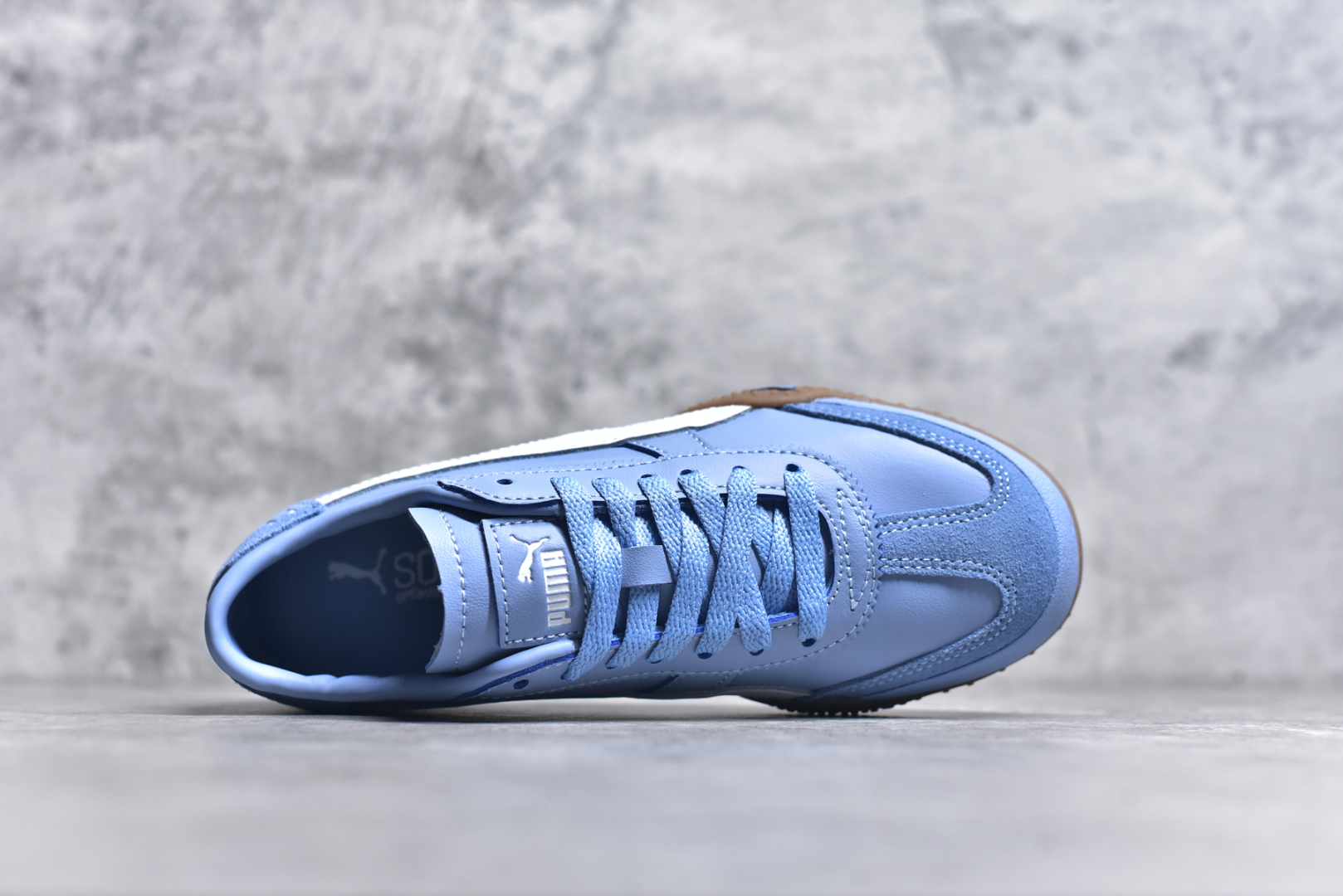 图片[4]-#M纯原 PUMA Bella UT Low 彪马贝拉UT系列低帮薄底德训复古风经典百搭休闲慢跑鞋 继将 Speedcat OG 带回后，近日 Puma 再以品牌档案室的经典鞋型 Bella OG 为蓝本，推出契合时下薄底球鞋趋势的 Bella UT 鞋款。自 21 世纪初问世以来，Bella OG 鞋型以其独特的薄底设计和上翻外底设计收获了众多年轻拥趸，更是 PUMA DNA 中不可磨灭的经典。此番重新推出的 Bella UT 鞋款，整体鞋面采用上乘皮革材质，并延续 Formstrip 设计语言；鞋头处采用精致的包头设计，搭配麂皮材质提升质感；鞋底部分保留 Bella 鞋款标志性的薄底和点状橡胶外底，上翘的设计包裹鞋面；鞋舌与鞋跟分别点缀美洲狮 Logo 与品牌字母 Logo。值得一提的是，本次 Bella UT 鞋款搭载 SOFTFOAM+ 鞋垫，兼顾美学设计与穿着舒适度。而配色上则提供白、黄、蓝、银、粉五款颜色。尺码：36 37 37.5 38 39 39.5 40 40.5 41 42 42.5 43 44 44.5-选品中心