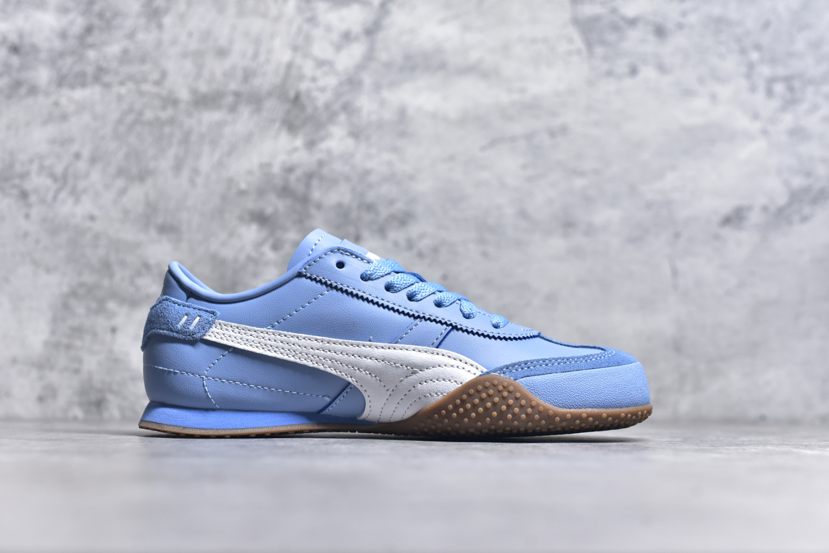 图片[3]-#M纯原 PUMA Bella UT Low 彪马贝拉UT系列低帮薄底德训复古风经典百搭休闲慢跑鞋 继将 Speedcat OG 带回后，近日 Puma 再以品牌档案室的经典鞋型 Bella OG 为蓝本，推出契合时下薄底球鞋趋势的 Bella UT 鞋款。自 21 世纪初问世以来，Bella OG 鞋型以其独特的薄底设计和上翻外底设计收获了众多年轻拥趸，更是 PUMA DNA 中不可磨灭的经典。此番重新推出的 Bella UT 鞋款，整体鞋面采用上乘皮革材质，并延续 Formstrip 设计语言；鞋头处采用精致的包头设计，搭配麂皮材质提升质感；鞋底部分保留 Bella 鞋款标志性的薄底和点状橡胶外底，上翘的设计包裹鞋面；鞋舌与鞋跟分别点缀美洲狮 Logo 与品牌字母 Logo。值得一提的是，本次 Bella UT 鞋款搭载 SOFTFOAM+ 鞋垫，兼顾美学设计与穿着舒适度。而配色上则提供白、黄、蓝、银、粉五款颜色。尺码：36 37 37.5 38 39 39.5 40 40.5 41 42 42.5 43 44 44.5-选品中心