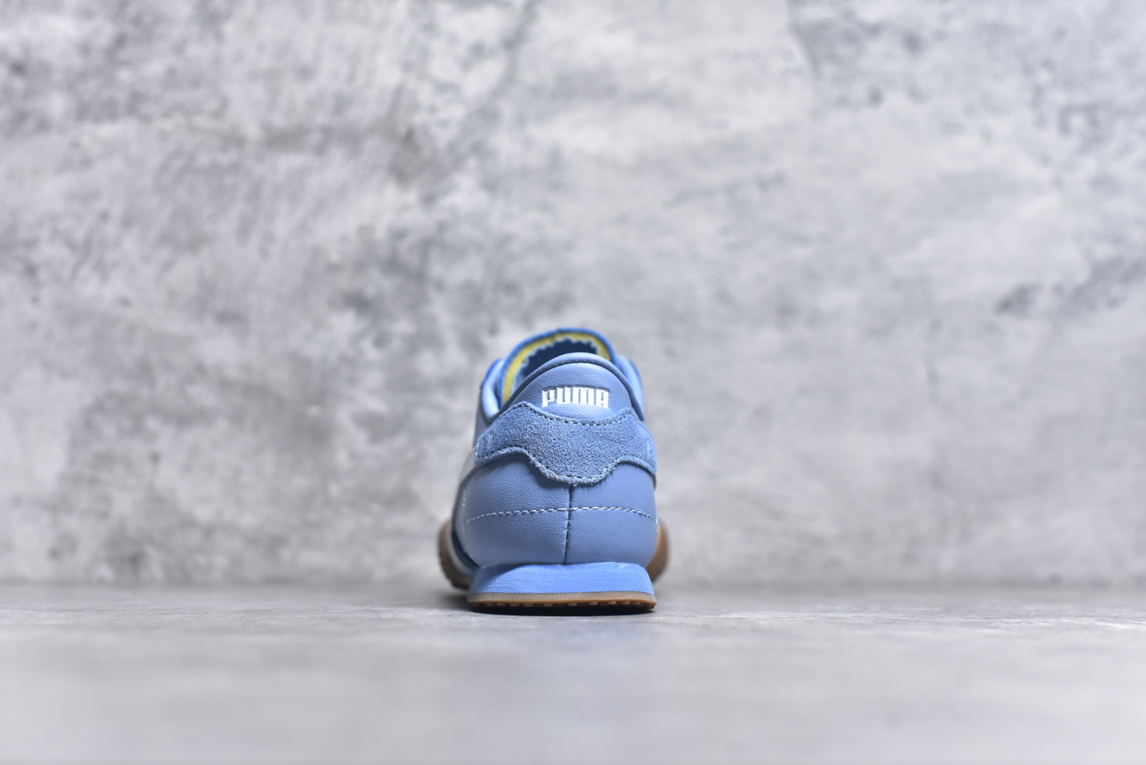 图片[5]-#M纯原 PUMA Bella UT Low 彪马贝拉UT系列低帮薄底德训复古风经典百搭休闲慢跑鞋 继将 Speedcat OG 带回后，近日 Puma 再以品牌档案室的经典鞋型 Bella OG 为蓝本，推出契合时下薄底球鞋趋势的 Bella UT 鞋款。自 21 世纪初问世以来，Bella OG 鞋型以其独特的薄底设计和上翻外底设计收获了众多年轻拥趸，更是 PUMA DNA 中不可磨灭的经典。此番重新推出的 Bella UT 鞋款，整体鞋面采用上乘皮革材质，并延续 Formstrip 设计语言；鞋头处采用精致的包头设计，搭配麂皮材质提升质感；鞋底部分保留 Bella 鞋款标志性的薄底和点状橡胶外底，上翘的设计包裹鞋面；鞋舌与鞋跟分别点缀美洲狮 Logo 与品牌字母 Logo。值得一提的是，本次 Bella UT 鞋款搭载 SOFTFOAM+ 鞋垫，兼顾美学设计与穿着舒适度。而配色上则提供白、黄、蓝、银、粉五款颜色。尺码：36 37 37.5 38 39 39.5 40 40.5 41 42 42.5 43 44 44.5-选品中心