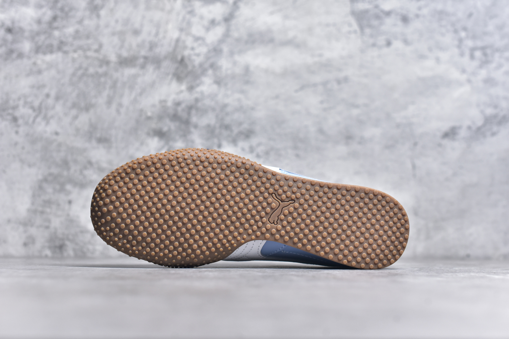 图片[6]-#M纯原 PUMA Bella UT Low 彪马贝拉UT系列低帮薄底德训复古风经典百搭休闲慢跑鞋 继将 Speedcat OG 带回后，近日 Puma 再以品牌档案室的经典鞋型 Bella OG 为蓝本，推出契合时下薄底球鞋趋势的 Bella UT 鞋款。自 21 世纪初问世以来，Bella OG 鞋型以其独特的薄底设计和上翻外底设计收获了众多年轻拥趸，更是 PUMA DNA 中不可磨灭的经典。此番重新推出的 Bella UT 鞋款，整体鞋面采用上乘皮革材质，并延续 Formstrip 设计语言；鞋头处采用精致的包头设计，搭配麂皮材质提升质感；鞋底部分保留 Bella 鞋款标志性的薄底和点状橡胶外底，上翘的设计包裹鞋面；鞋舌与鞋跟分别点缀美洲狮 Logo 与品牌字母 Logo。值得一提的是，本次 Bella UT 鞋款搭载 SOFTFOAM+ 鞋垫，兼顾美学设计与穿着舒适度。而配色上则提供白、黄、蓝、银、粉五款颜色。尺码：36 37 37.5 38 39 39.5 40 40.5 41 42 42.5 43 44 44.5-选品中心