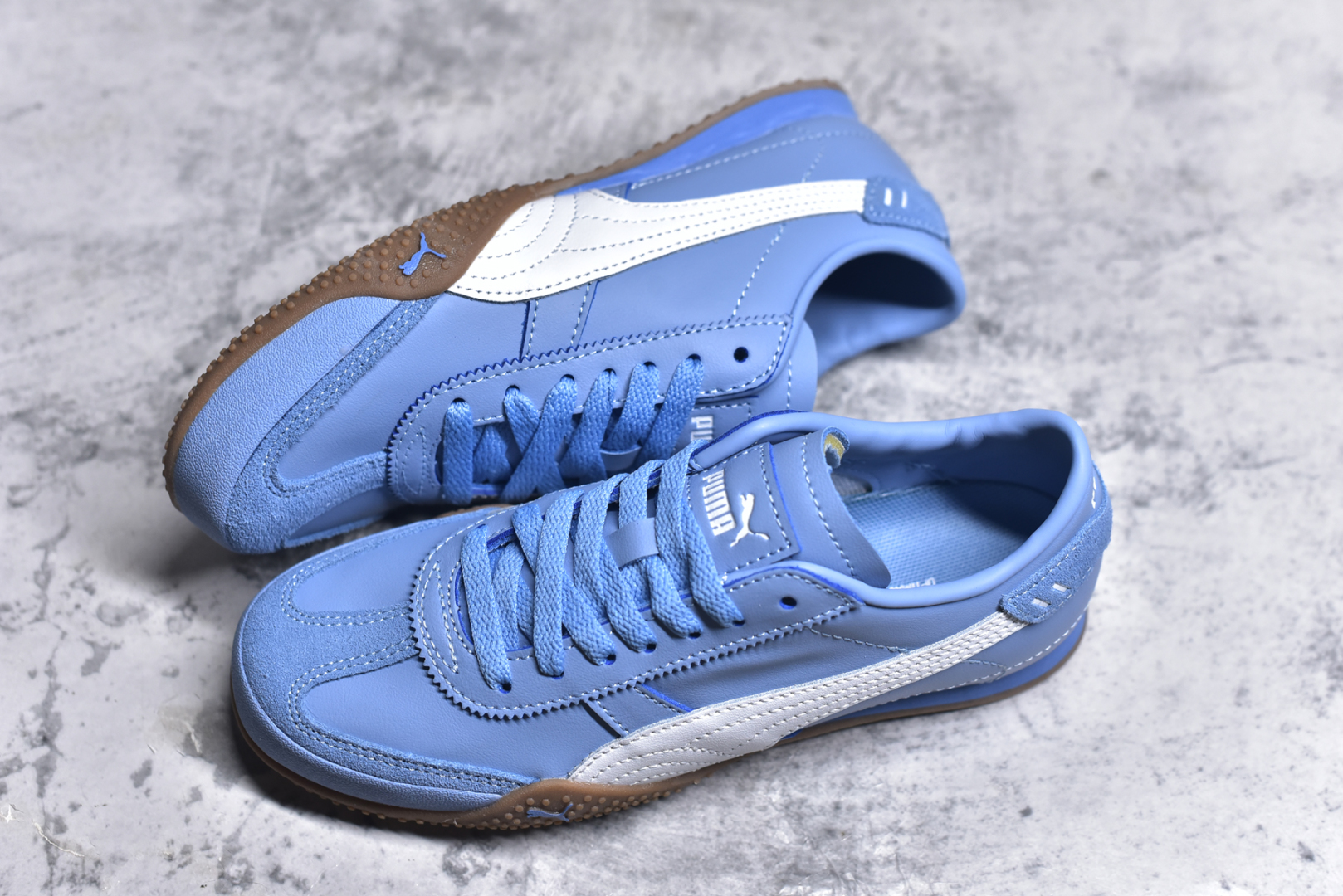 图片[7]-#M纯原 PUMA Bella UT Low 彪马贝拉UT系列低帮薄底德训复古风经典百搭休闲慢跑鞋 继将 Speedcat OG 带回后，近日 Puma 再以品牌档案室的经典鞋型 Bella OG 为蓝本，推出契合时下薄底球鞋趋势的 Bella UT 鞋款。自 21 世纪初问世以来，Bella OG 鞋型以其独特的薄底设计和上翻外底设计收获了众多年轻拥趸，更是 PUMA DNA 中不可磨灭的经典。此番重新推出的 Bella UT 鞋款，整体鞋面采用上乘皮革材质，并延续 Formstrip 设计语言；鞋头处采用精致的包头设计，搭配麂皮材质提升质感；鞋底部分保留 Bella 鞋款标志性的薄底和点状橡胶外底，上翘的设计包裹鞋面；鞋舌与鞋跟分别点缀美洲狮 Logo 与品牌字母 Logo。值得一提的是，本次 Bella UT 鞋款搭载 SOFTFOAM+ 鞋垫，兼顾美学设计与穿着舒适度。而配色上则提供白、黄、蓝、银、粉五款颜色。尺码：36 37 37.5 38 39 39.5 40 40.5 41 42 42.5 43 44 44.5-选品中心
