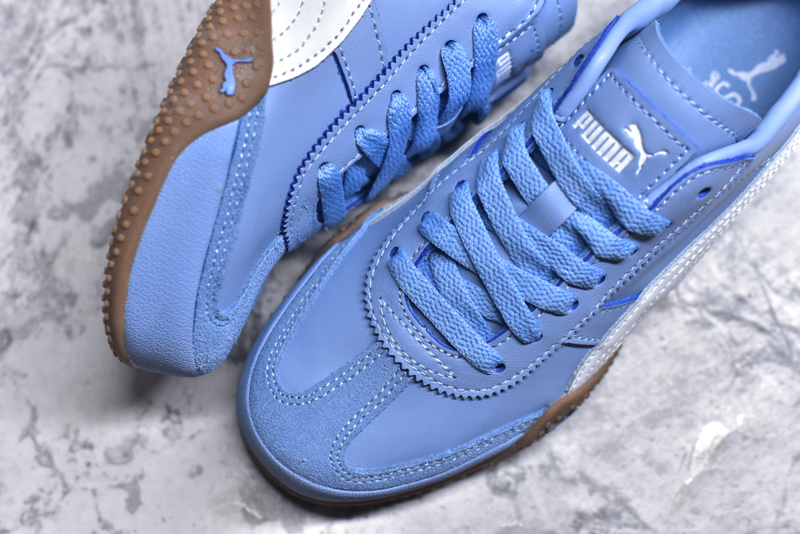 图片[8]-#M纯原 PUMA Bella UT Low 彪马贝拉UT系列低帮薄底德训复古风经典百搭休闲慢跑鞋 继将 Speedcat OG 带回后，近日 Puma 再以品牌档案室的经典鞋型 Bella OG 为蓝本，推出契合时下薄底球鞋趋势的 Bella UT 鞋款。自 21 世纪初问世以来，Bella OG 鞋型以其独特的薄底设计和上翻外底设计收获了众多年轻拥趸，更是 PUMA DNA 中不可磨灭的经典。此番重新推出的 Bella UT 鞋款，整体鞋面采用上乘皮革材质，并延续 Formstrip 设计语言；鞋头处采用精致的包头设计，搭配麂皮材质提升质感；鞋底部分保留 Bella 鞋款标志性的薄底和点状橡胶外底，上翘的设计包裹鞋面；鞋舌与鞋跟分别点缀美洲狮 Logo 与品牌字母 Logo。值得一提的是，本次 Bella UT 鞋款搭载 SOFTFOAM+ 鞋垫，兼顾美学设计与穿着舒适度。而配色上则提供白、黄、蓝、银、粉五款颜色。尺码：36 37 37.5 38 39 39.5 40 40.5 41 42 42.5 43 44 44.5-选品中心