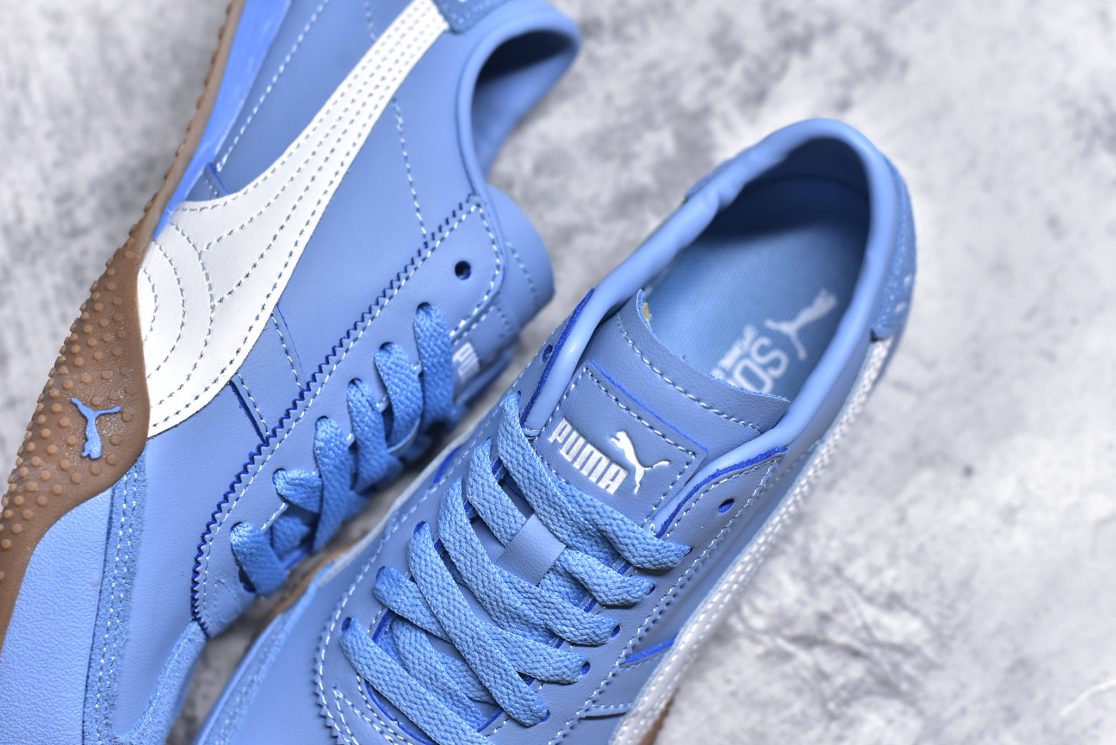 图片[9]-#M纯原 PUMA Bella UT Low 彪马贝拉UT系列低帮薄底德训复古风经典百搭休闲慢跑鞋 继将 Speedcat OG 带回后，近日 Puma 再以品牌档案室的经典鞋型 Bella OG 为蓝本，推出契合时下薄底球鞋趋势的 Bella UT 鞋款。自 21 世纪初问世以来，Bella OG 鞋型以其独特的薄底设计和上翻外底设计收获了众多年轻拥趸，更是 PUMA DNA 中不可磨灭的经典。此番重新推出的 Bella UT 鞋款，整体鞋面采用上乘皮革材质，并延续 Formstrip 设计语言；鞋头处采用精致的包头设计，搭配麂皮材质提升质感；鞋底部分保留 Bella 鞋款标志性的薄底和点状橡胶外底，上翘的设计包裹鞋面；鞋舌与鞋跟分别点缀美洲狮 Logo 与品牌字母 Logo。值得一提的是，本次 Bella UT 鞋款搭载 SOFTFOAM+ 鞋垫，兼顾美学设计与穿着舒适度。而配色上则提供白、黄、蓝、银、粉五款颜色。尺码：36 37 37.5 38 39 39.5 40 40.5 41 42 42.5 43 44 44.5-选品中心