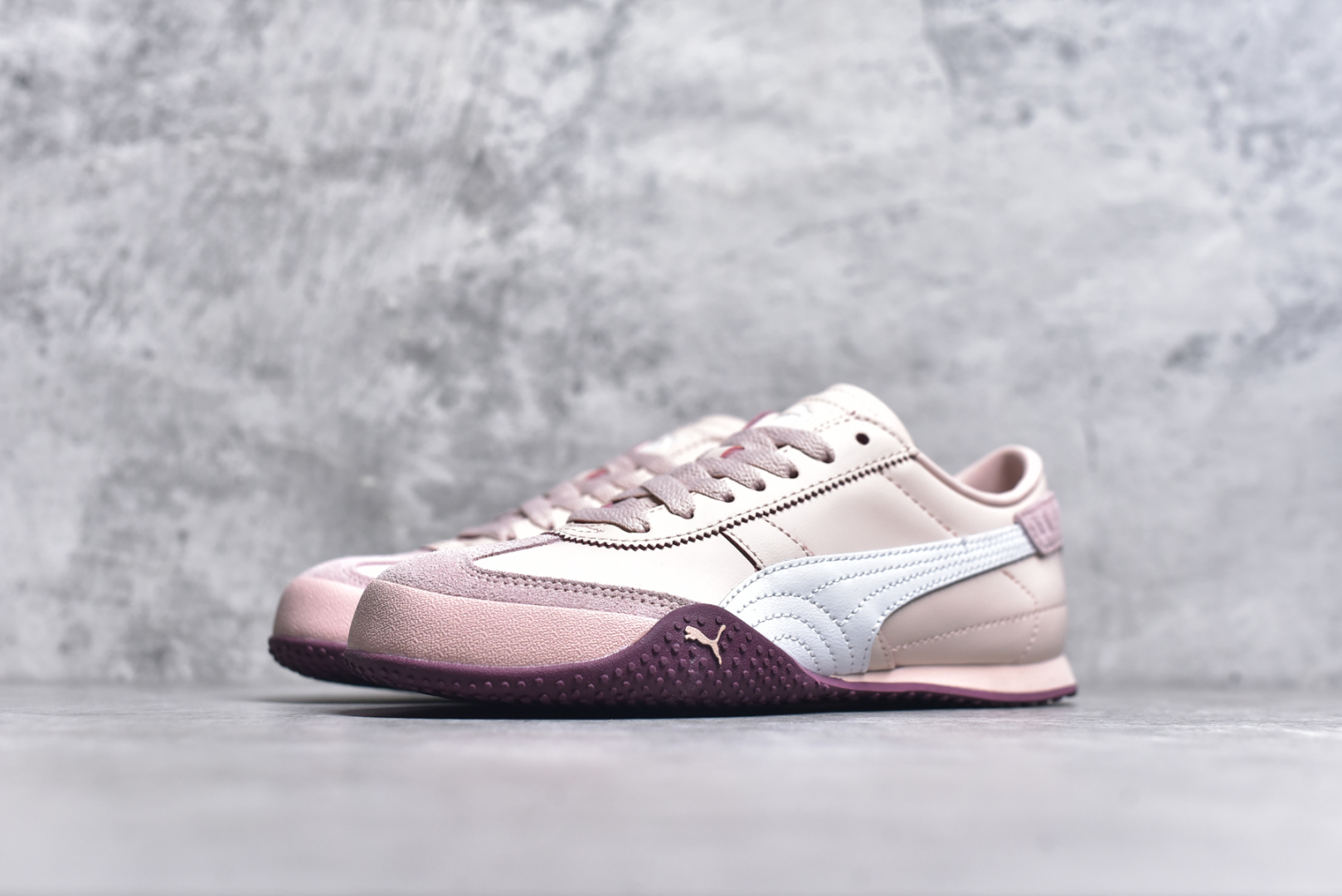图片[2]-#M纯原 PUMA Bella UT Low 彪马贝拉UT系列低帮薄底德训复古风经典百搭休闲慢跑鞋 继将 Speedcat OG 带回后，近日 Puma 再以品牌档案室的经典鞋型 Bella OG 为蓝本，推出契合时下薄底球鞋趋势的 Bella UT 鞋款。自 21 世纪初问世以来，Bella OG 鞋型以其独特的薄底设计和上翻外底设计收获了众多年轻拥趸，更是 PUMA DNA 中不可磨灭的经典。此番重新推出的 Bella UT 鞋款，整体鞋面采用上乘皮革材质，并延续 Formstrip 设计语言；鞋头处采用精致的包头设计，搭配麂皮材质提升质感；鞋底部分保留 Bella 鞋款标志性的薄底和点状橡胶外底，上翘的设计包裹鞋面；鞋舌与鞋跟分别点缀美洲狮 Logo 与品牌字母 Logo。值得一提的是，本次 Bella UT 鞋款搭载 SOFTFOAM+ 鞋垫，兼顾美学设计与穿着舒适度。而配色上则提供白、黄、蓝、银、粉五款颜色。尺码：36 37 37.5 38 39 39.5 40 40.5 41 42 42.5 43 44 44.5-选品中心