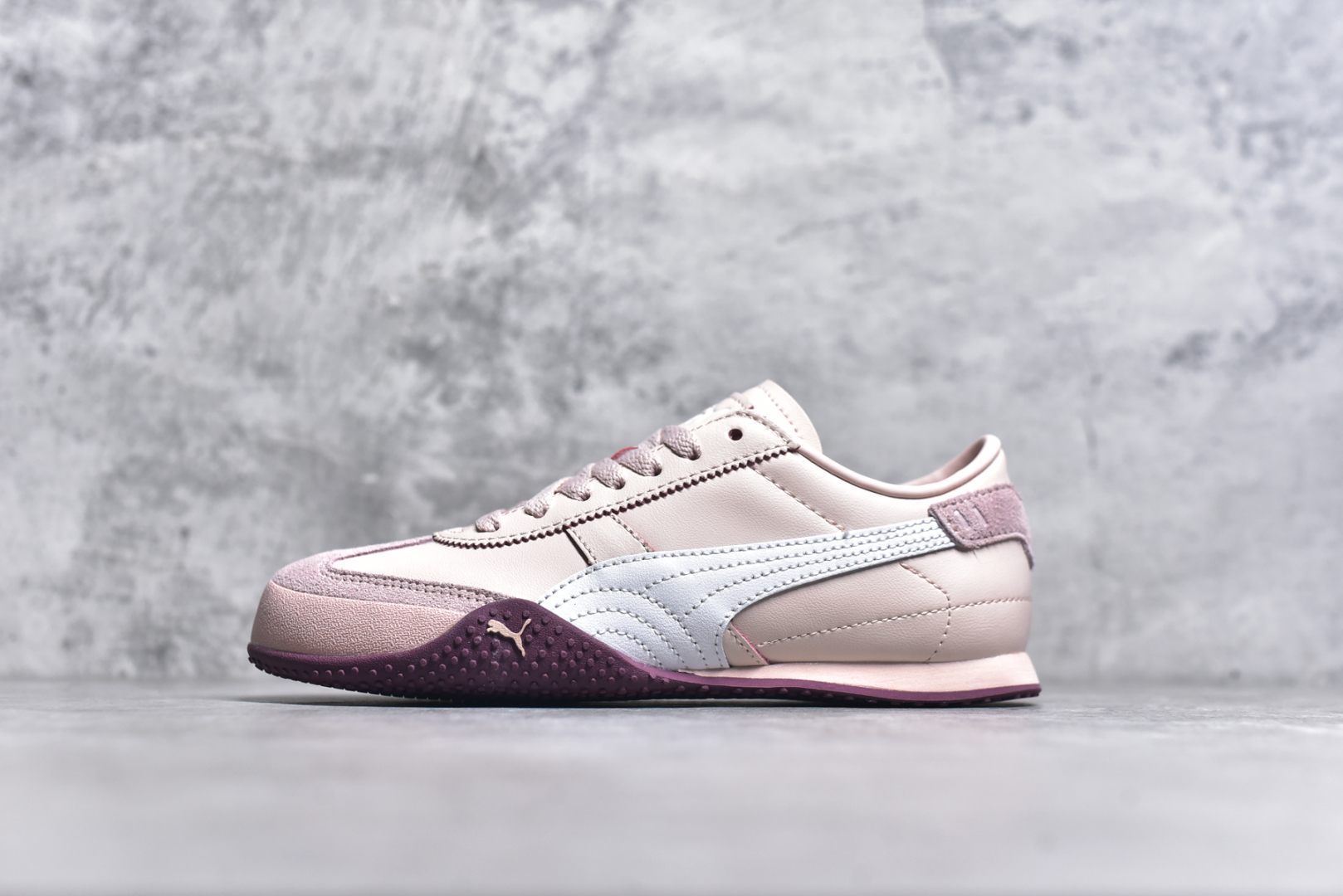 #M纯原 PUMA Bella UT Low 彪马贝拉UT系列低帮薄底德训复古风经典百搭休闲慢跑鞋 继将 Speedcat OG 带回后，近日 Puma 再以品牌档案室的经典鞋型 Bella OG 为蓝本，推出契合时下薄底球鞋趋势的 Bella UT 鞋款。自 21 世纪初问世以来，Bella OG 鞋型以其独特的薄底设计和上翻外底设计收获了众多年轻拥趸，更是 PUMA DNA 中不可磨灭的经典。此番重新推出的 Bella UT 鞋款，整体鞋面采用上乘皮革材质，并延续 Formstrip 设计语言；鞋头处采用精致的包头设计，搭配麂皮材质提升质感；鞋底部分保留 Bella 鞋款标志性的薄底和点状橡胶外底，上翘的设计包裹鞋面；鞋舌与鞋跟分别点缀美洲狮 Logo 与品牌字母 Logo。值得一提的是，本次 Bella UT 鞋款搭载 SOFTFOAM+ 鞋垫，兼顾美学设计与穿着舒适度。而配色上则提供白、黄、蓝、银、粉五款颜色。尺码：36 37 37.5 38 39 39.5 40 40.5 41 42 42.5 43 44 44.5-选品中心