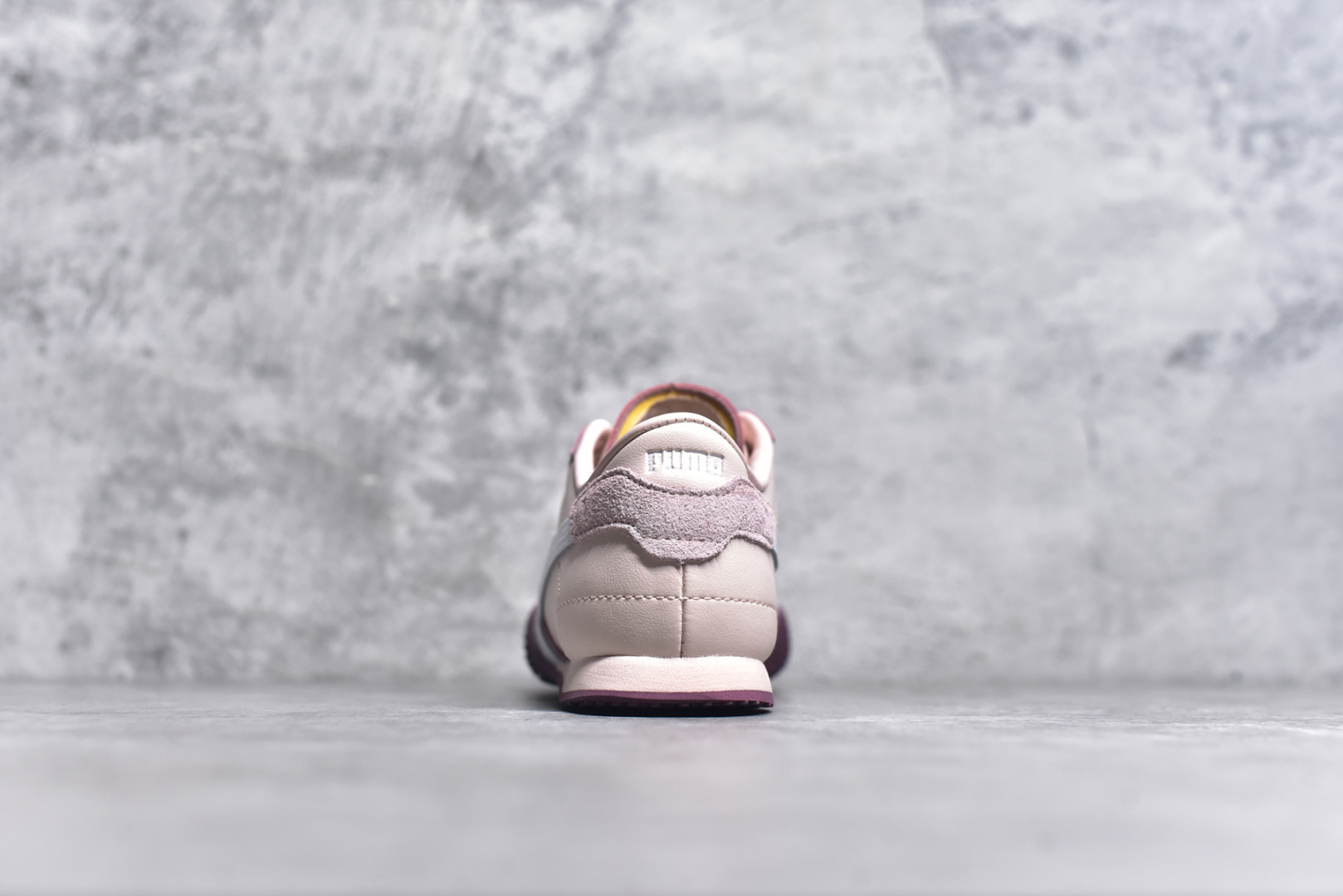 图片[5]-#M纯原 PUMA Bella UT Low 彪马贝拉UT系列低帮薄底德训复古风经典百搭休闲慢跑鞋 继将 Speedcat OG 带回后，近日 Puma 再以品牌档案室的经典鞋型 Bella OG 为蓝本，推出契合时下薄底球鞋趋势的 Bella UT 鞋款。自 21 世纪初问世以来，Bella OG 鞋型以其独特的薄底设计和上翻外底设计收获了众多年轻拥趸，更是 PUMA DNA 中不可磨灭的经典。此番重新推出的 Bella UT 鞋款，整体鞋面采用上乘皮革材质，并延续 Formstrip 设计语言；鞋头处采用精致的包头设计，搭配麂皮材质提升质感；鞋底部分保留 Bella 鞋款标志性的薄底和点状橡胶外底，上翘的设计包裹鞋面；鞋舌与鞋跟分别点缀美洲狮 Logo 与品牌字母 Logo。值得一提的是，本次 Bella UT 鞋款搭载 SOFTFOAM+ 鞋垫，兼顾美学设计与穿着舒适度。而配色上则提供白、黄、蓝、银、粉五款颜色。尺码：36 37 37.5 38 39 39.5 40 40.5 41 42 42.5 43 44 44.5-选品中心