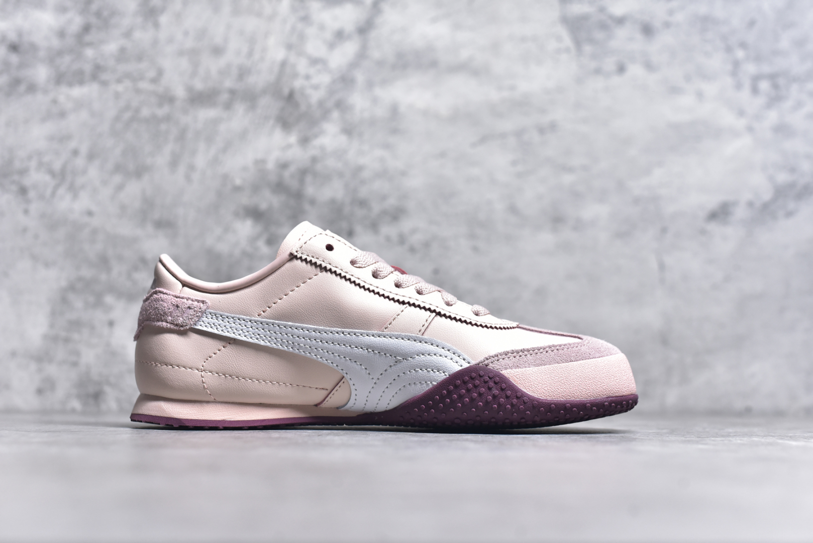 图片[3]-#M纯原 PUMA Bella UT Low 彪马贝拉UT系列低帮薄底德训复古风经典百搭休闲慢跑鞋 继将 Speedcat OG 带回后，近日 Puma 再以品牌档案室的经典鞋型 Bella OG 为蓝本，推出契合时下薄底球鞋趋势的 Bella UT 鞋款。自 21 世纪初问世以来，Bella OG 鞋型以其独特的薄底设计和上翻外底设计收获了众多年轻拥趸，更是 PUMA DNA 中不可磨灭的经典。此番重新推出的 Bella UT 鞋款，整体鞋面采用上乘皮革材质，并延续 Formstrip 设计语言；鞋头处采用精致的包头设计，搭配麂皮材质提升质感；鞋底部分保留 Bella 鞋款标志性的薄底和点状橡胶外底，上翘的设计包裹鞋面；鞋舌与鞋跟分别点缀美洲狮 Logo 与品牌字母 Logo。值得一提的是，本次 Bella UT 鞋款搭载 SOFTFOAM+ 鞋垫，兼顾美学设计与穿着舒适度。而配色上则提供白、黄、蓝、银、粉五款颜色。尺码：36 37 37.5 38 39 39.5 40 40.5 41 42 42.5 43 44 44.5-选品中心
