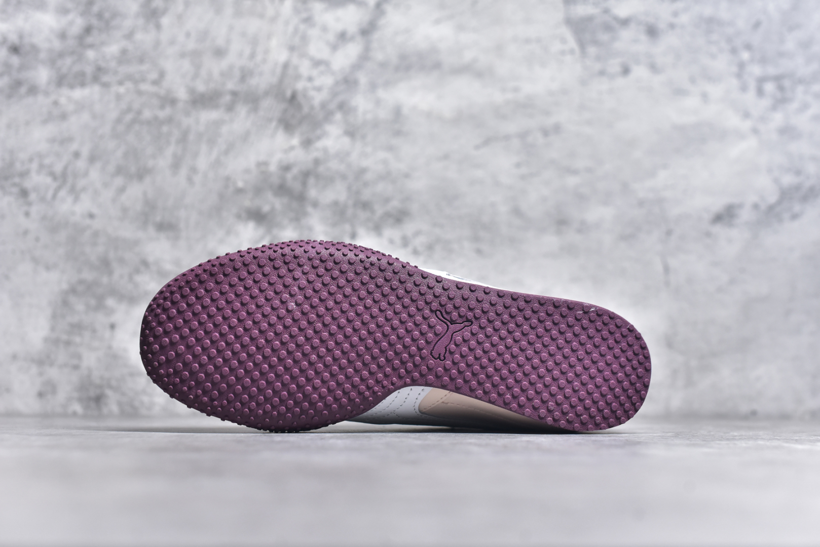 图片[6]-#M纯原 PUMA Bella UT Low 彪马贝拉UT系列低帮薄底德训复古风经典百搭休闲慢跑鞋 继将 Speedcat OG 带回后，近日 Puma 再以品牌档案室的经典鞋型 Bella OG 为蓝本，推出契合时下薄底球鞋趋势的 Bella UT 鞋款。自 21 世纪初问世以来，Bella OG 鞋型以其独特的薄底设计和上翻外底设计收获了众多年轻拥趸，更是 PUMA DNA 中不可磨灭的经典。此番重新推出的 Bella UT 鞋款，整体鞋面采用上乘皮革材质，并延续 Formstrip 设计语言；鞋头处采用精致的包头设计，搭配麂皮材质提升质感；鞋底部分保留 Bella 鞋款标志性的薄底和点状橡胶外底，上翘的设计包裹鞋面；鞋舌与鞋跟分别点缀美洲狮 Logo 与品牌字母 Logo。值得一提的是，本次 Bella UT 鞋款搭载 SOFTFOAM+ 鞋垫，兼顾美学设计与穿着舒适度。而配色上则提供白、黄、蓝、银、粉五款颜色。尺码：36 37 37.5 38 39 39.5 40 40.5 41 42 42.5 43 44 44.5-选品中心