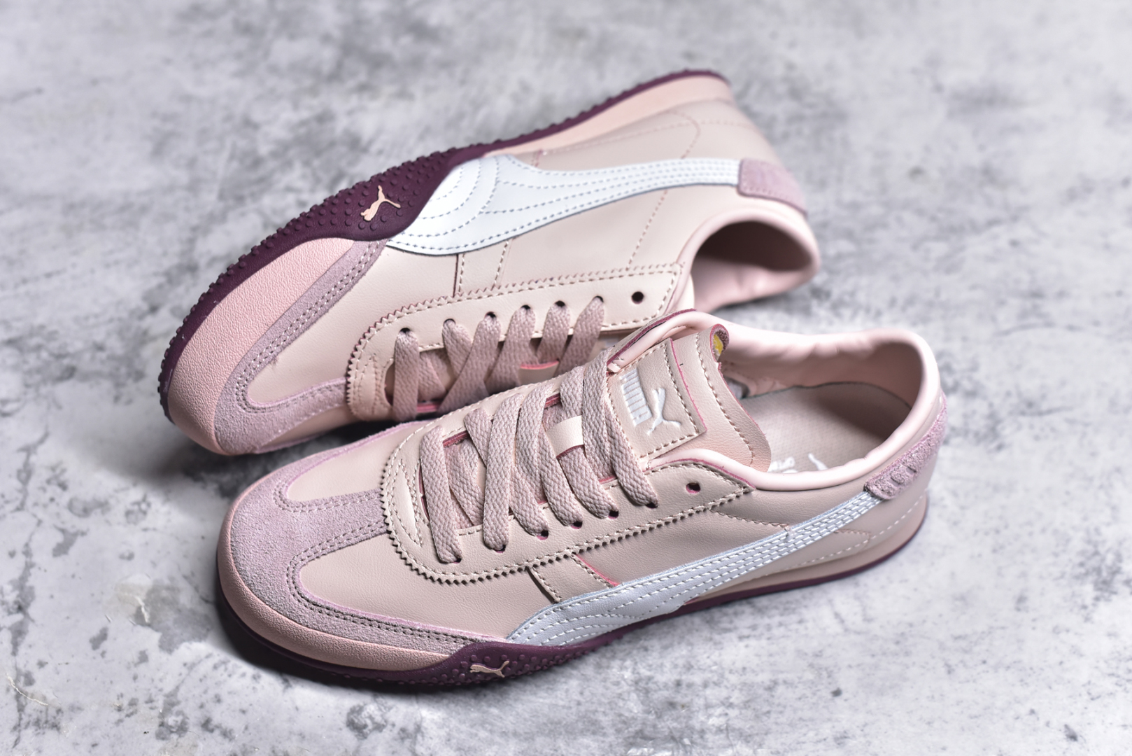 图片[7]-#M纯原 PUMA Bella UT Low 彪马贝拉UT系列低帮薄底德训复古风经典百搭休闲慢跑鞋 继将 Speedcat OG 带回后，近日 Puma 再以品牌档案室的经典鞋型 Bella OG 为蓝本，推出契合时下薄底球鞋趋势的 Bella UT 鞋款。自 21 世纪初问世以来，Bella OG 鞋型以其独特的薄底设计和上翻外底设计收获了众多年轻拥趸，更是 PUMA DNA 中不可磨灭的经典。此番重新推出的 Bella UT 鞋款，整体鞋面采用上乘皮革材质，并延续 Formstrip 设计语言；鞋头处采用精致的包头设计，搭配麂皮材质提升质感；鞋底部分保留 Bella 鞋款标志性的薄底和点状橡胶外底，上翘的设计包裹鞋面；鞋舌与鞋跟分别点缀美洲狮 Logo 与品牌字母 Logo。值得一提的是，本次 Bella UT 鞋款搭载 SOFTFOAM+ 鞋垫，兼顾美学设计与穿着舒适度。而配色上则提供白、黄、蓝、银、粉五款颜色。尺码：36 37 37.5 38 39 39.5 40 40.5 41 42 42.5 43 44 44.5-选品中心