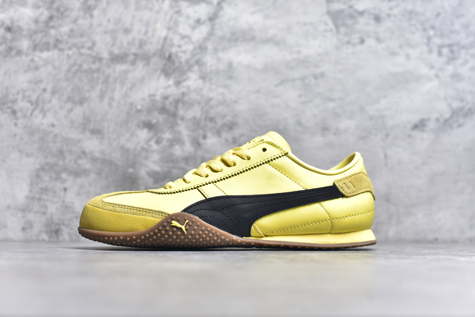 #M纯原 PUMA Bella UT Low 彪马贝拉UT系列低帮薄底德训复古风经典百搭休闲慢跑鞋 继将 Speedcat OG 带回后，近日 Puma 再以品牌档案室的经典鞋型 Bella OG 为蓝本，推出契合时下薄底球鞋趋势的 Bella UT 鞋款。自 21 世纪初问世以来，Bella OG 鞋型以其独特的薄底设计和上翻外底设计收获了众多年轻拥趸，更是 PUMA DNA 中不可磨灭的经典。此番重新推出的 Bella UT 鞋款，整体鞋面采用上乘皮革材质，并延续 Formstrip 设计语言；鞋头处采用精致的包头设计，搭配麂皮材质提升质感；鞋底部分保留 Bella 鞋款标志性的薄底和点状橡胶外底，上翘的设计包裹鞋面；鞋舌与鞋跟分别点缀美洲狮 Logo 与品牌字母 Logo。值得一提的是，本次 Bella UT 鞋款搭载 SOFTFOAM+ 鞋垫，兼顾美学设计与穿着舒适度。而配色上则提供白、黄、蓝、银、粉五款颜色。尺码：36 37 37.5 38 39 39.5 40 40.5 41 42 42.5 43 44 44.5-选品中心